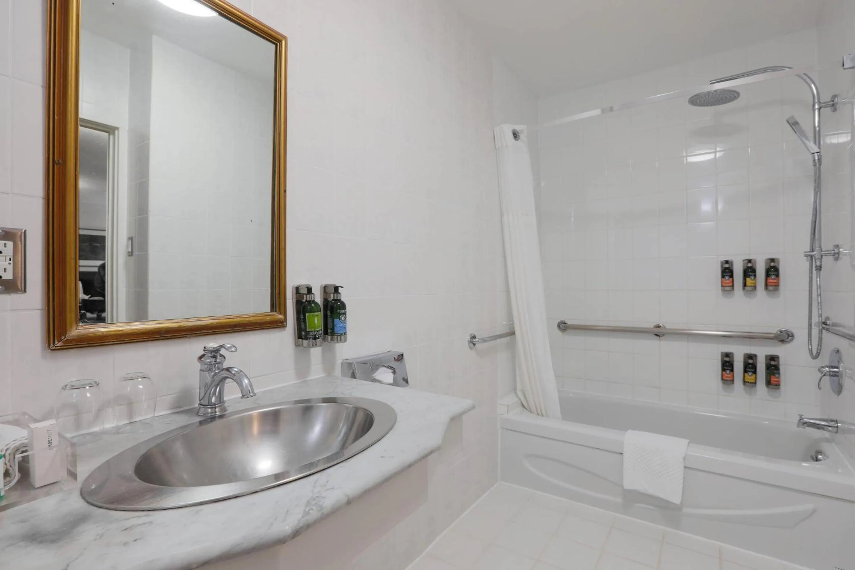 Bedroom in The Fort Garry Hotel, Spa and Conference Centre, an Ascend Collection Hotel