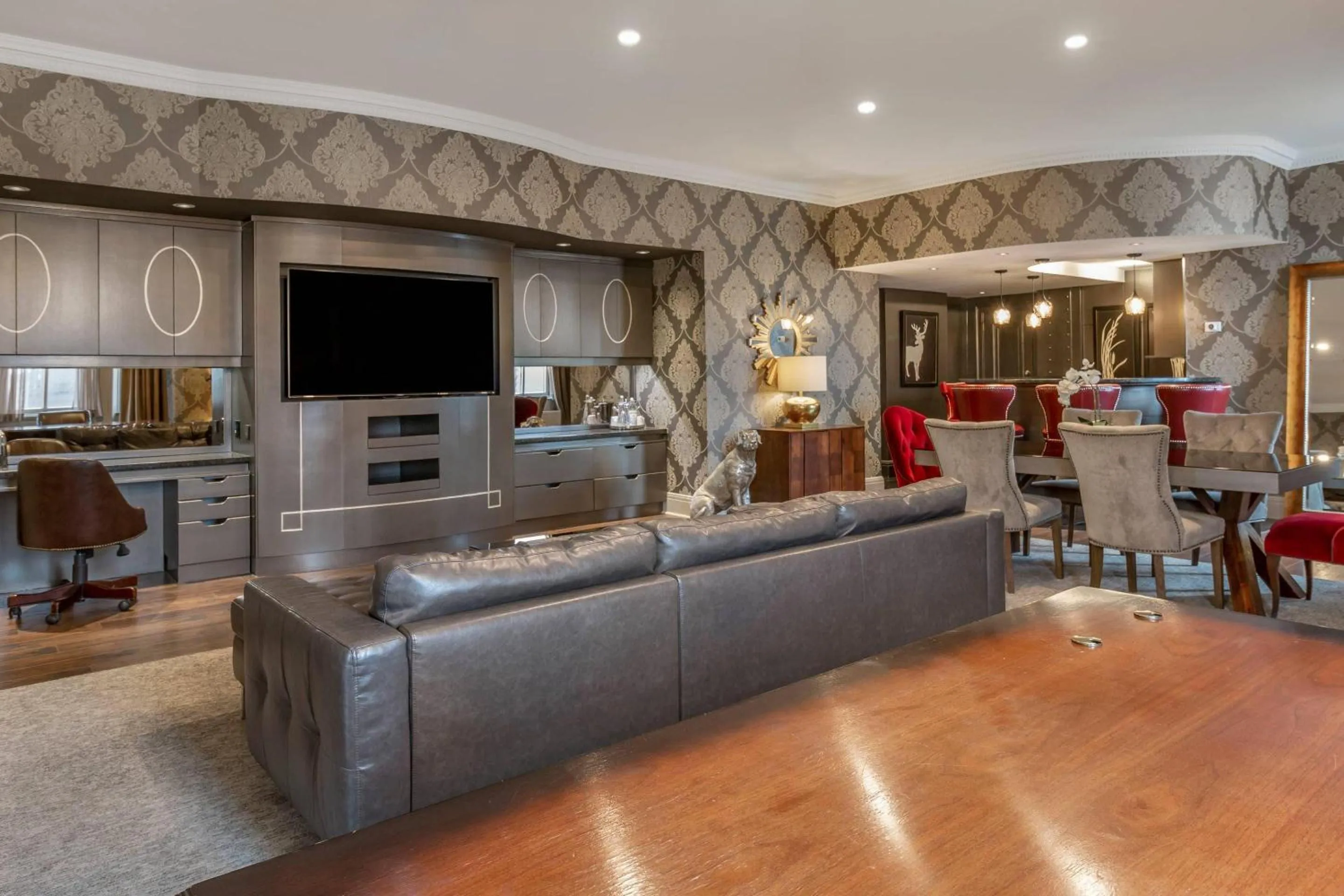 Bedroom in The Fort Garry Hotel, Spa and Conference Centre, an Ascend Collection Hotel