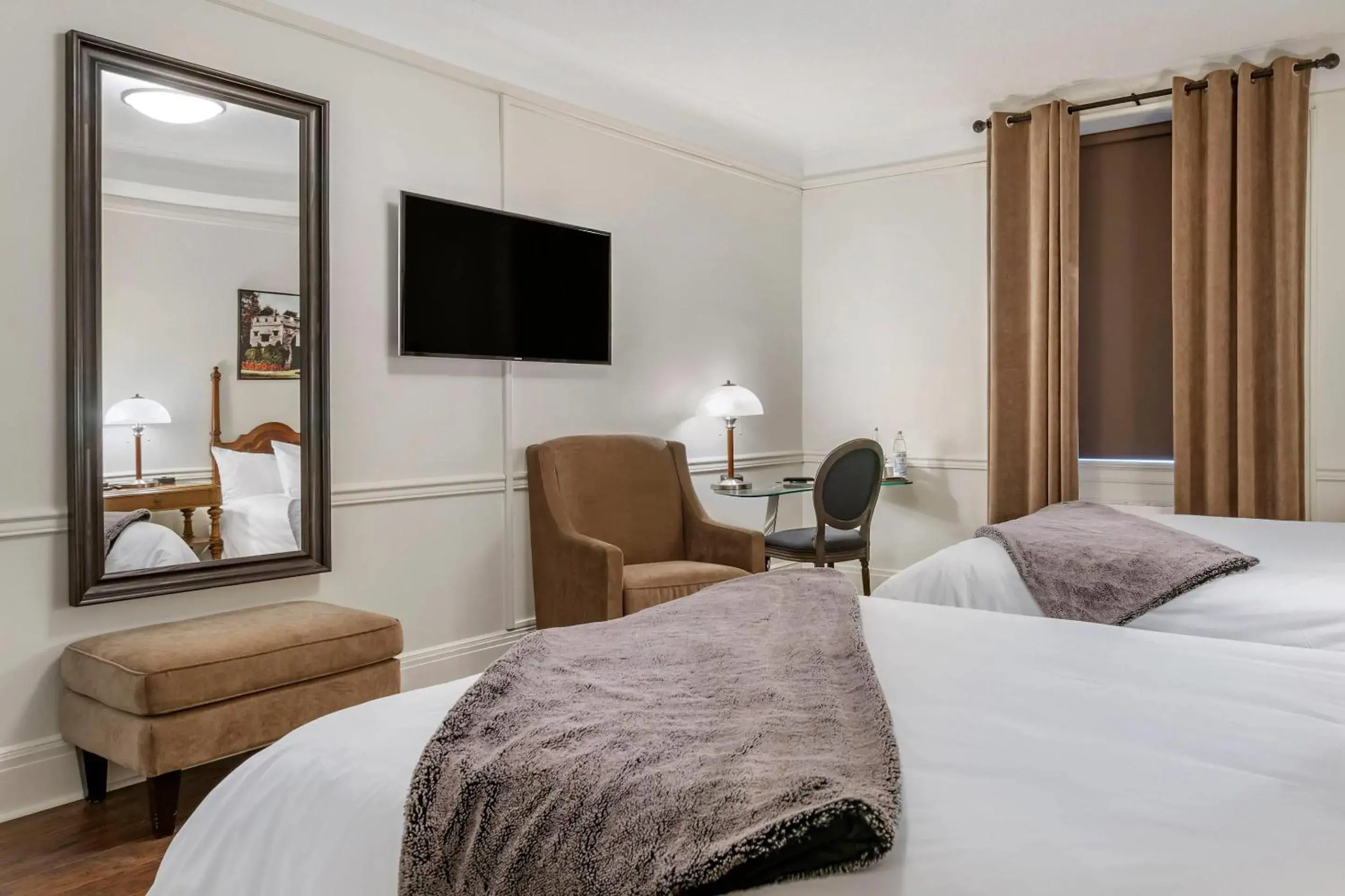 Bedroom, Bed in The Fort Garry Hotel, Spa and Conference Centre, an Ascend Collection Hotel Bedroom, Bed in The Fort Garry Hotel, Spa and Conference Centre, an Ascend Collection Hotel