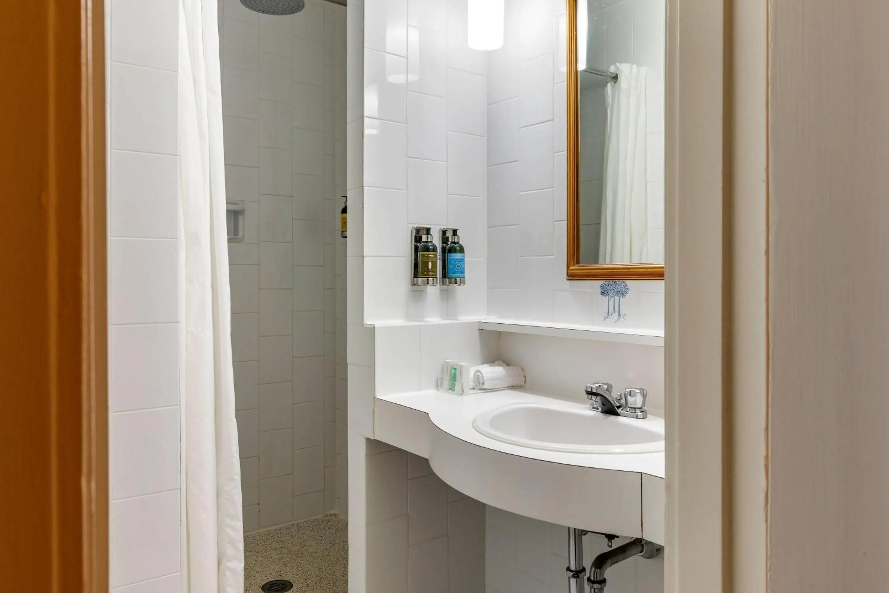 Bedroom in The Fort Garry Hotel, Spa and Conference Centre, an Ascend Collection Hotel