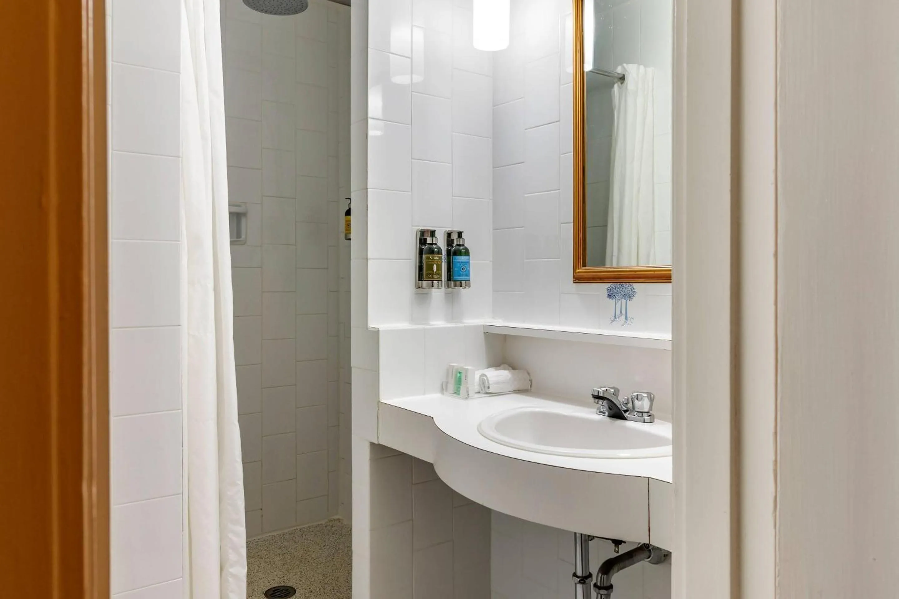 Bedroom in The Fort Garry Hotel, Spa and Conference Centre, an Ascend Collection Hotel