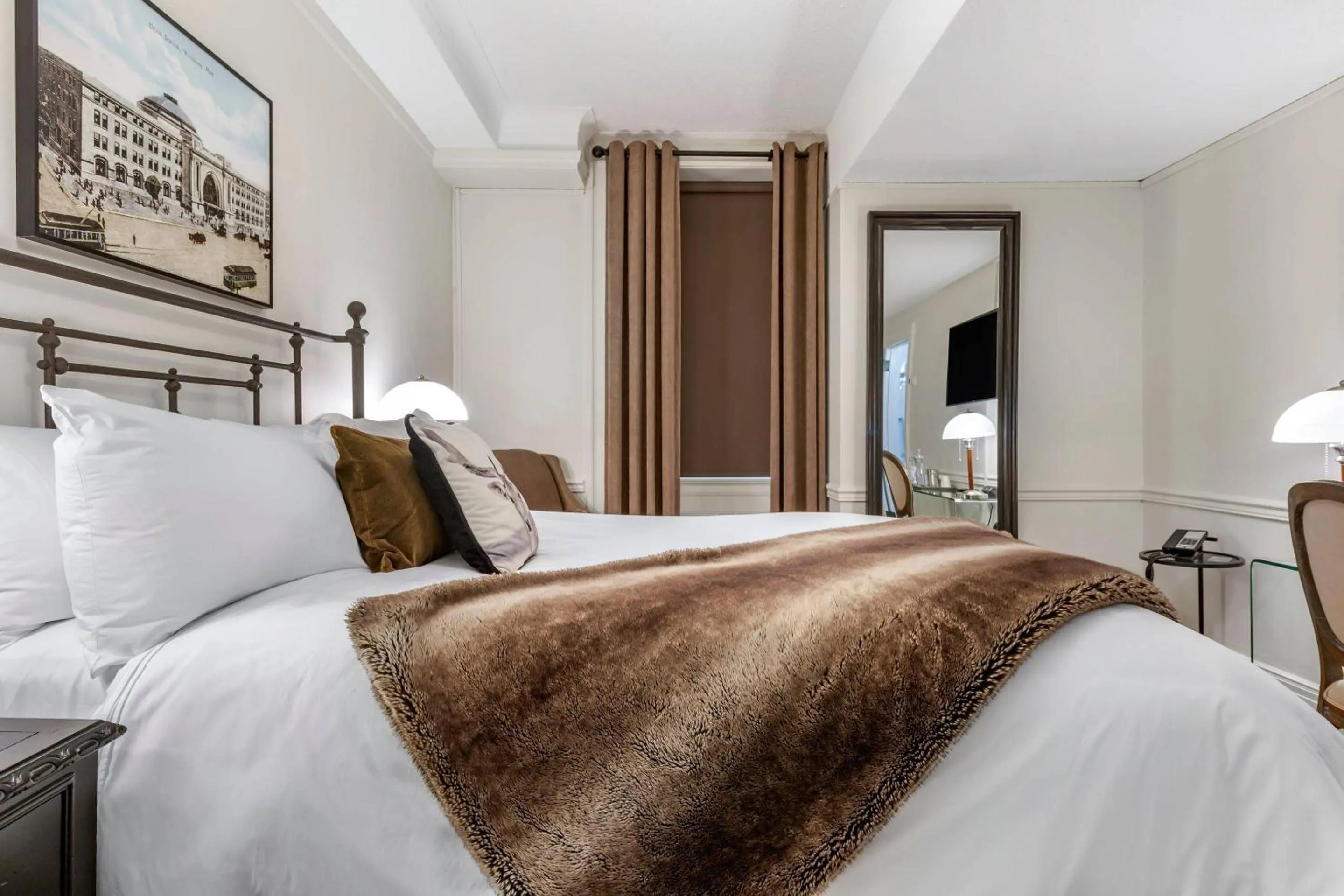 Bedroom, Bed in The Fort Garry Hotel, Spa and Conference Centre, an Ascend Collection Hotel