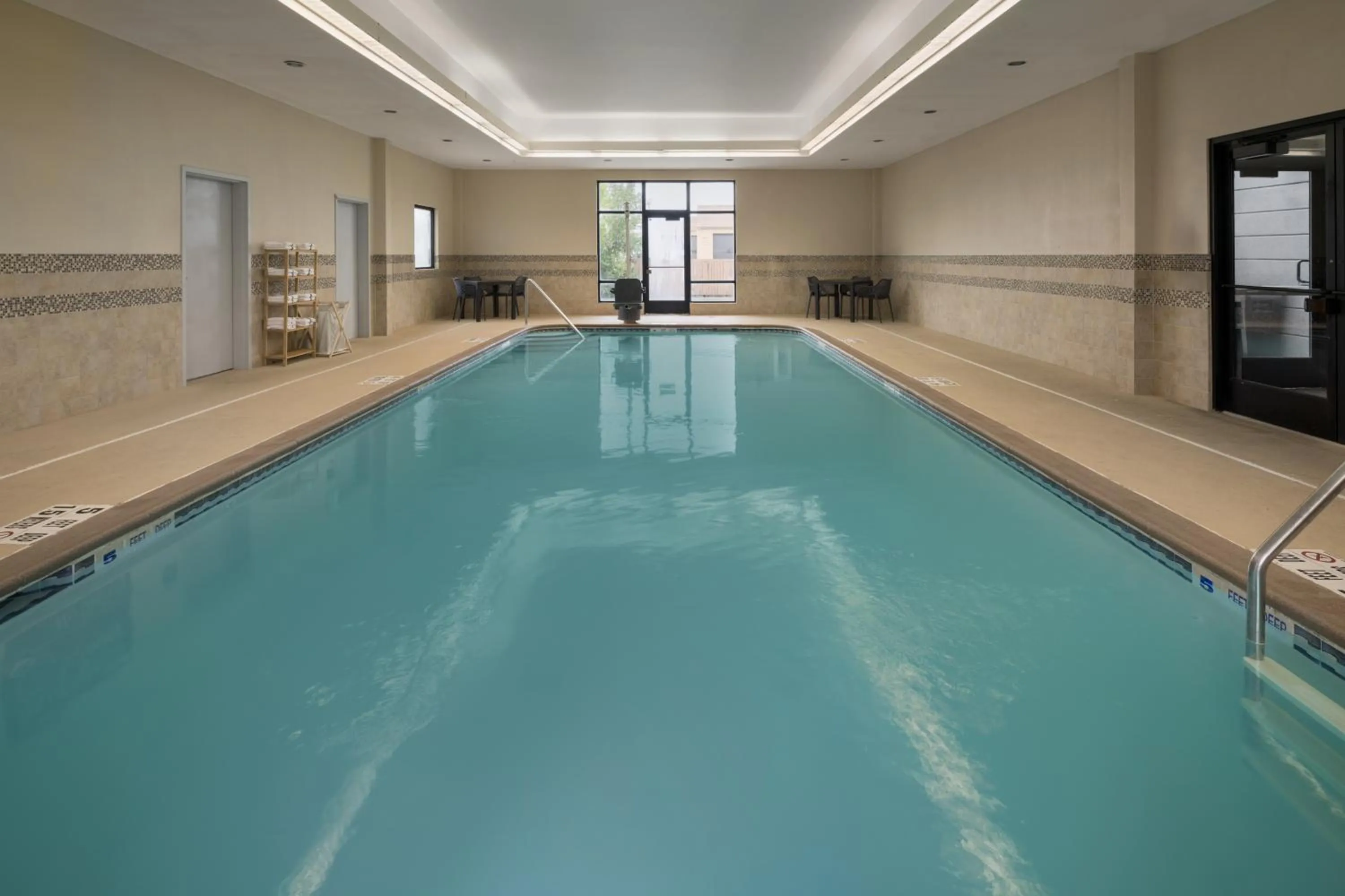 Swimming pool in Hampton Inn Rochester - Irondequoit