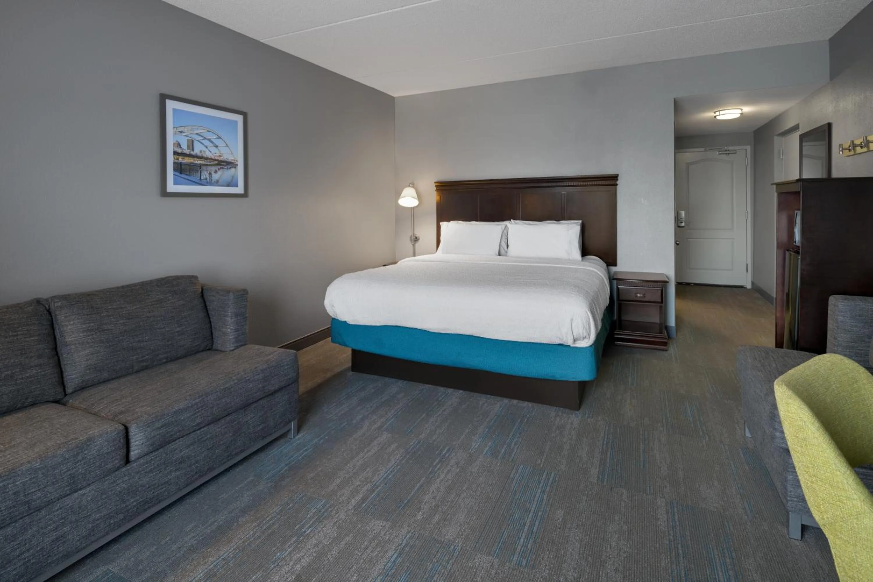 Bedroom, Bed in Hampton Inn Rochester - Irondequoit
