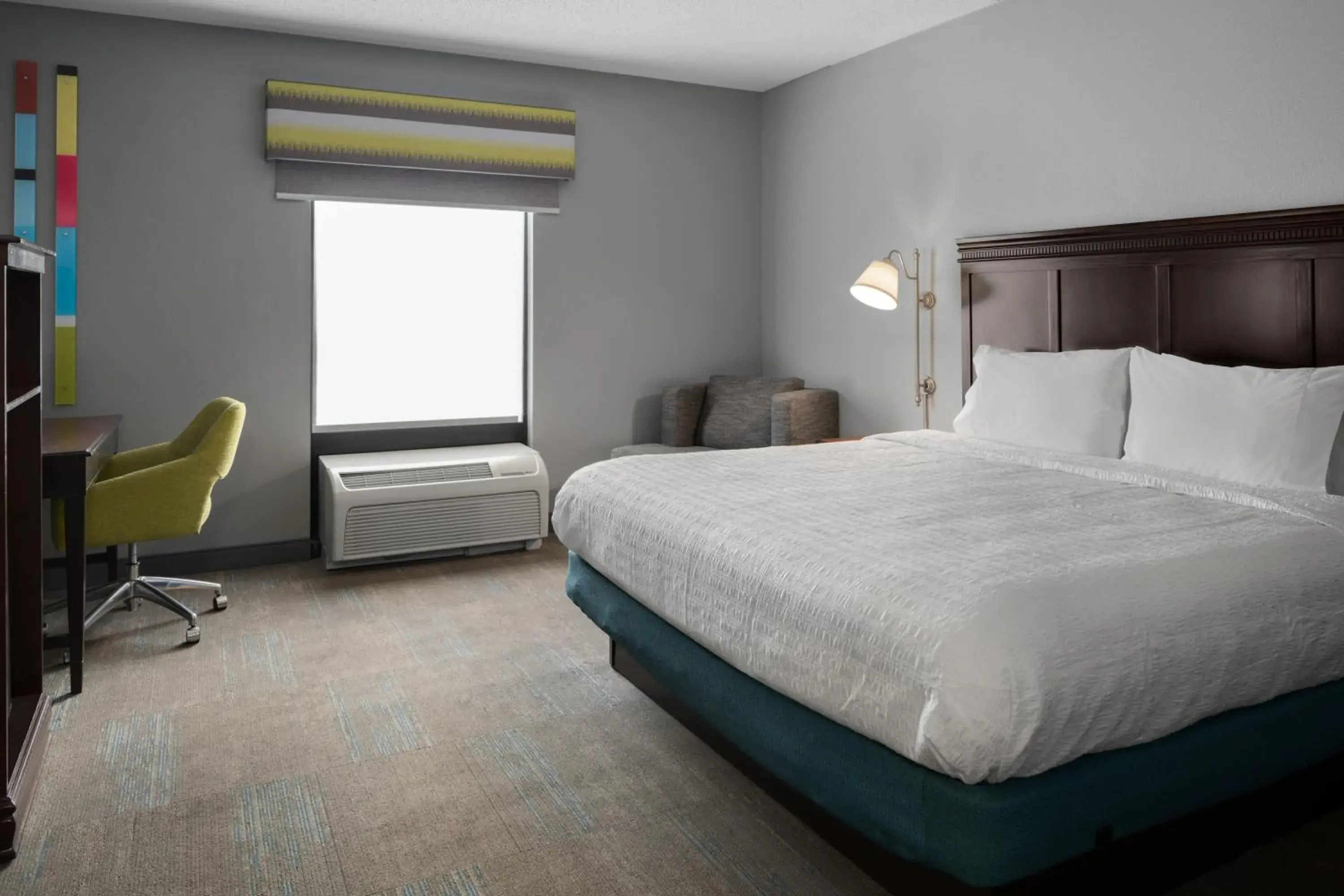 Bedroom, Bed in Hampton Inn Rochester - Irondequoit Bedroom, Bed in Hampton Inn Rochester - Irondequoit