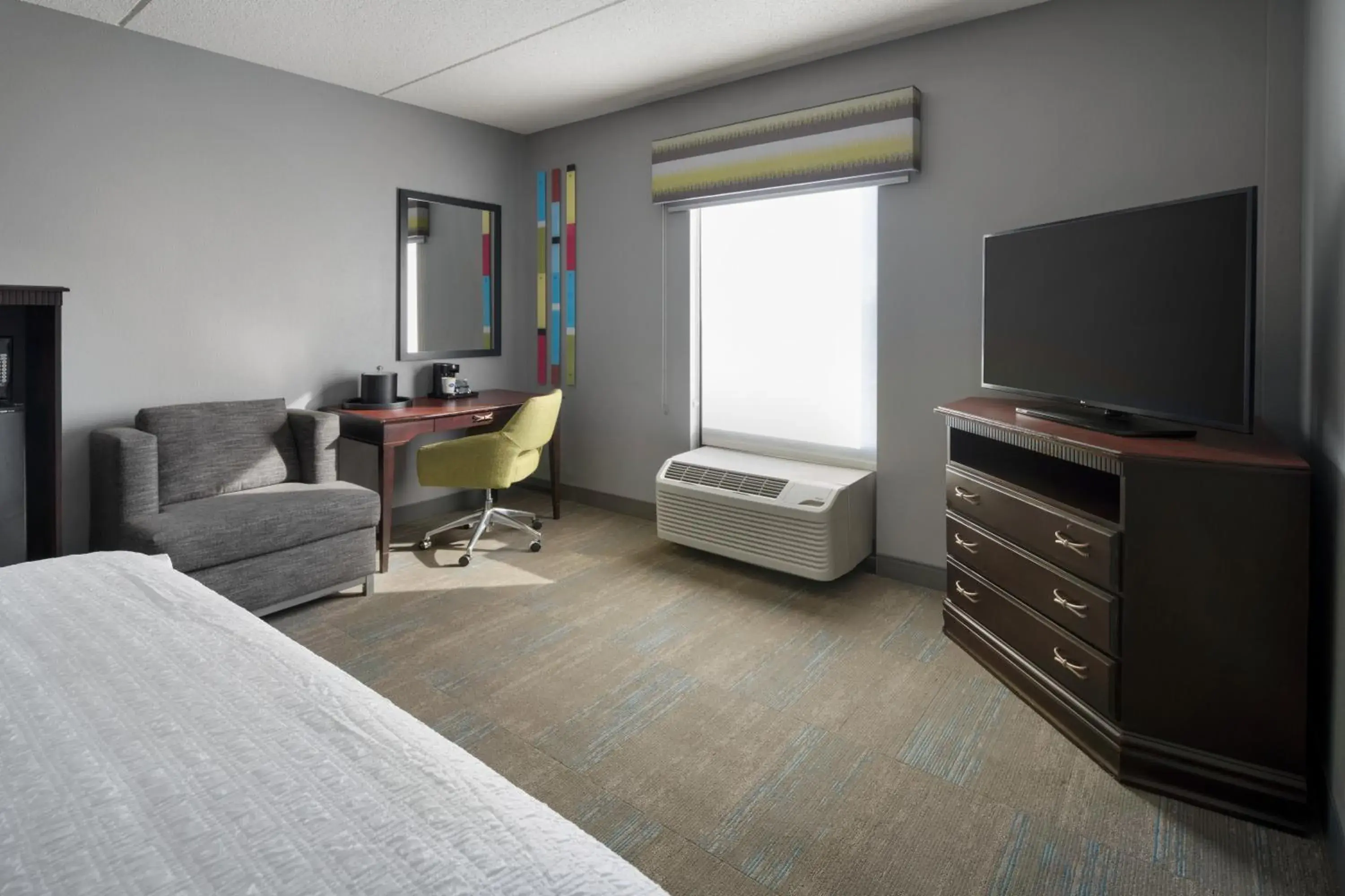 Bedroom, Bed in Hampton Inn Rochester - Irondequoit Bedroom, Bed in Hampton Inn Rochester - Irondequoit