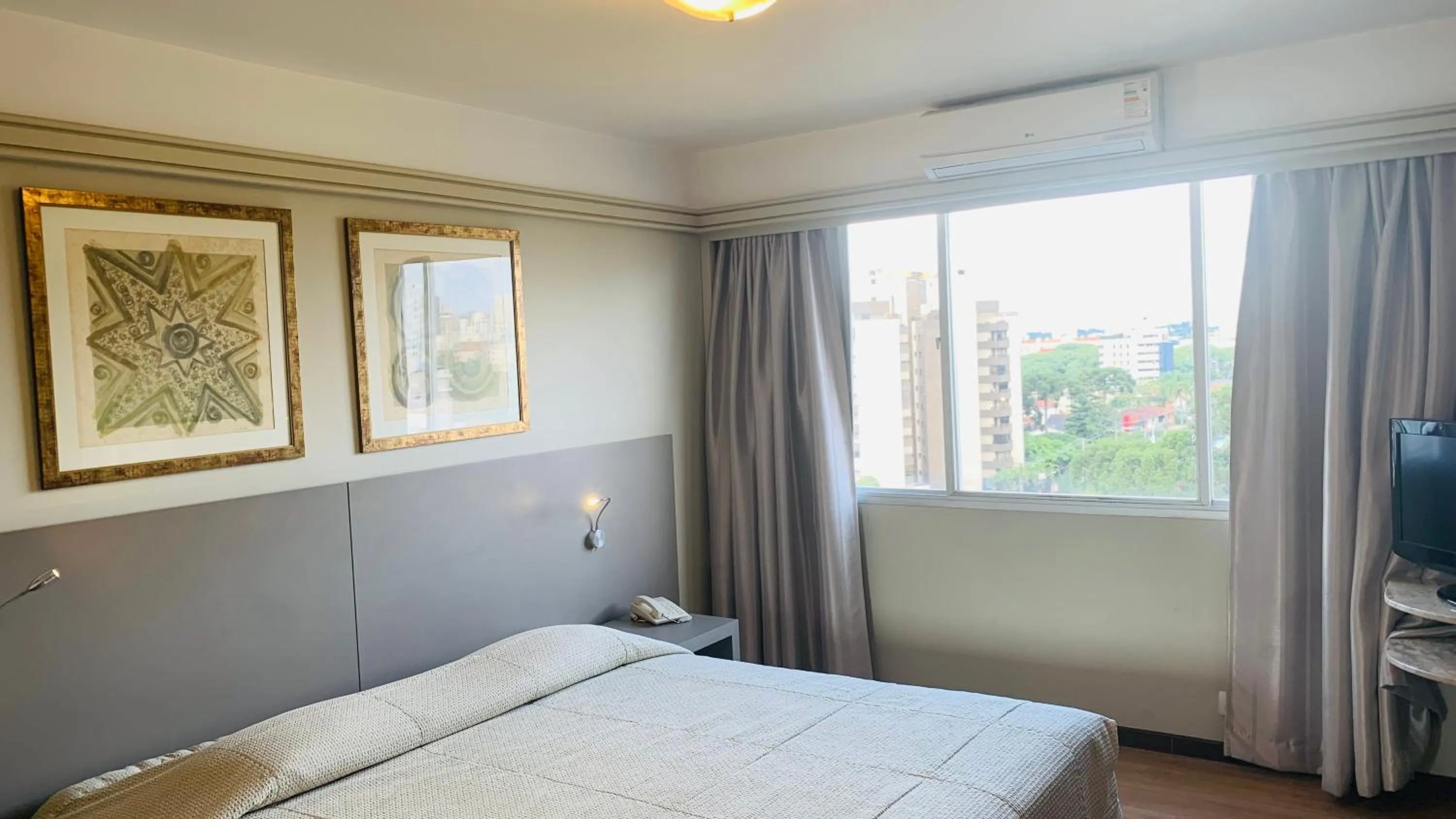 Bed in Alta Reggia Plaza Hotel