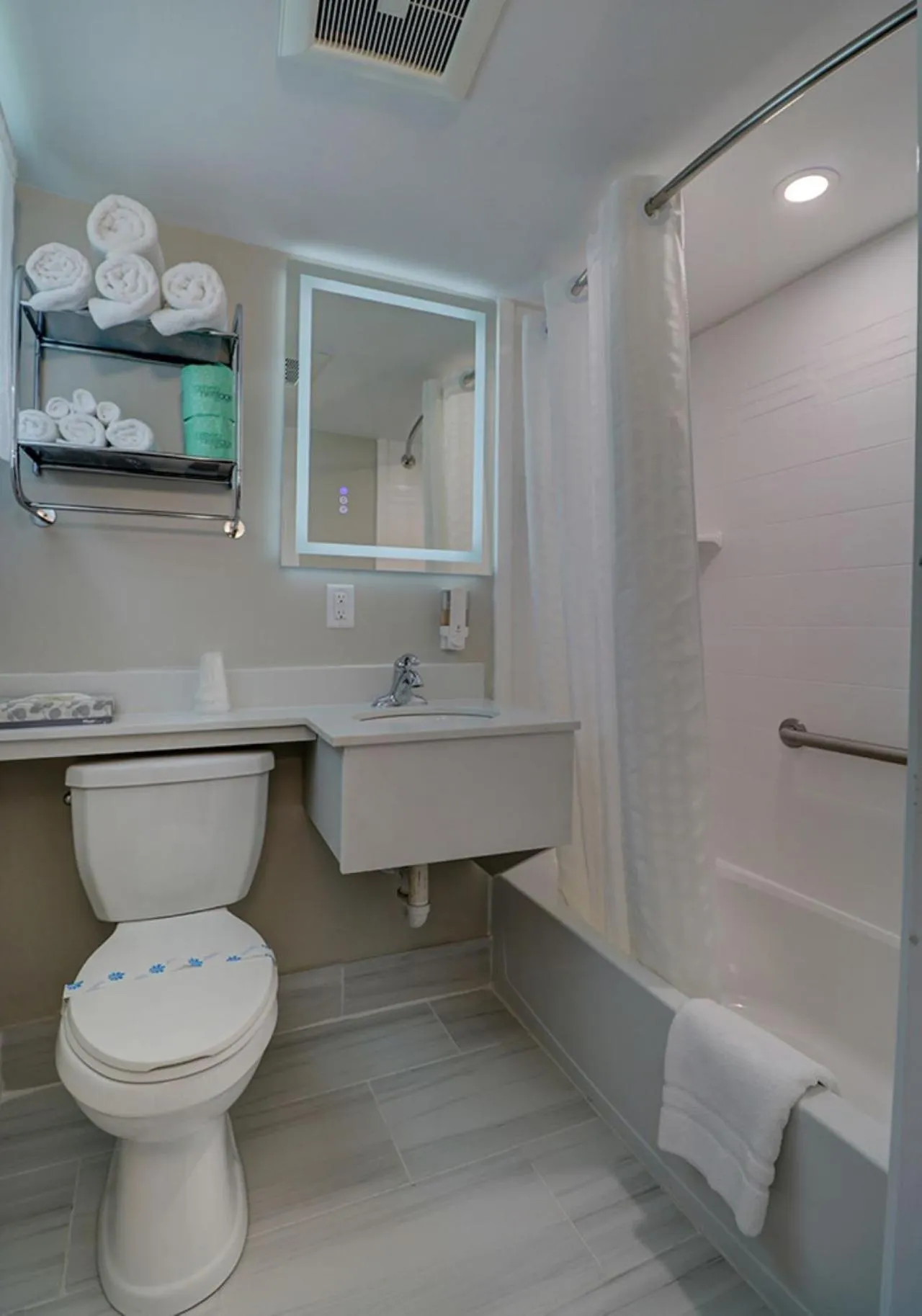 Bath in Skaket Beach Motel