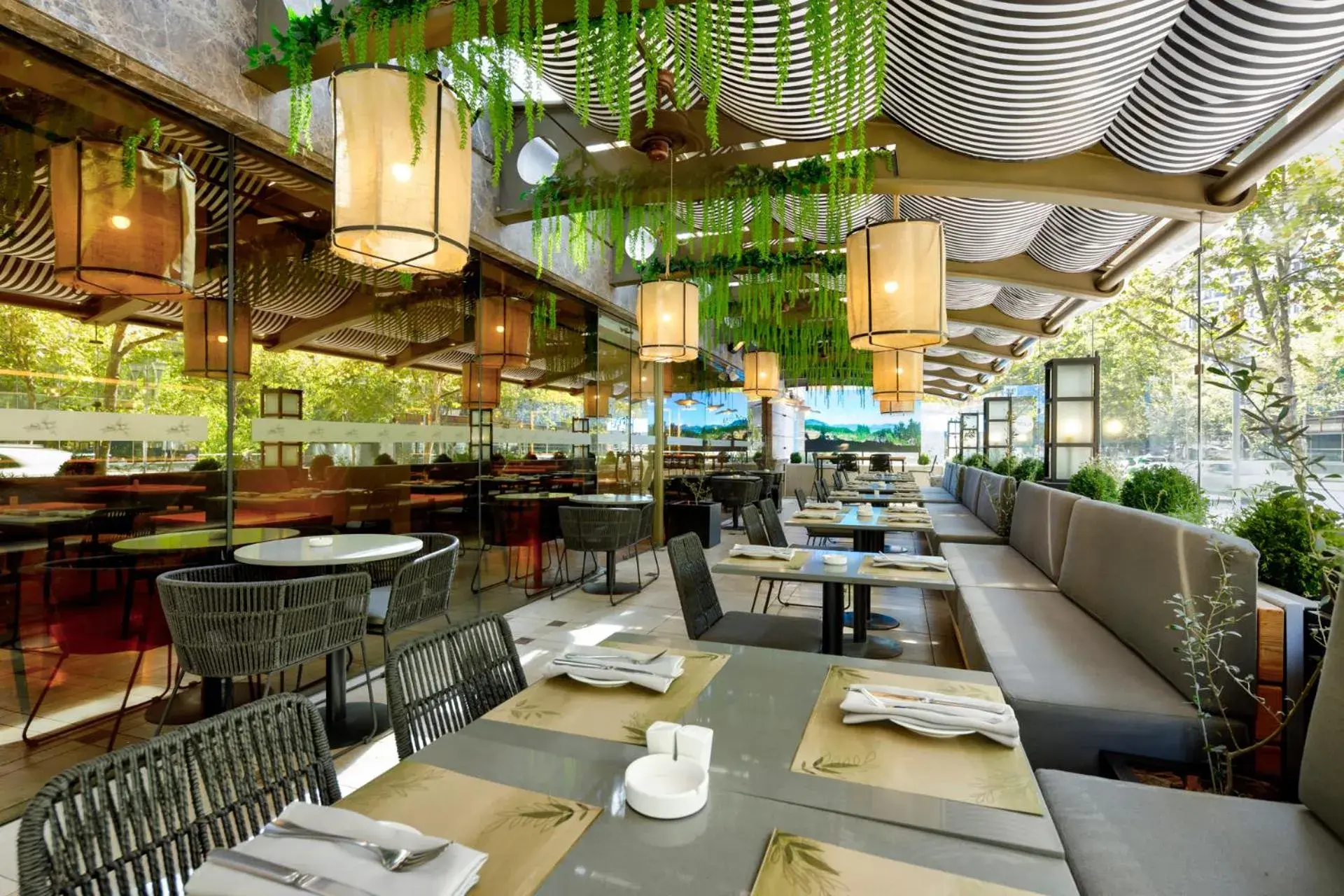 Restaurant/places to eat in Plaza El Bosque Ebro Restaurant/places to eat in Plaza El Bosque Ebro