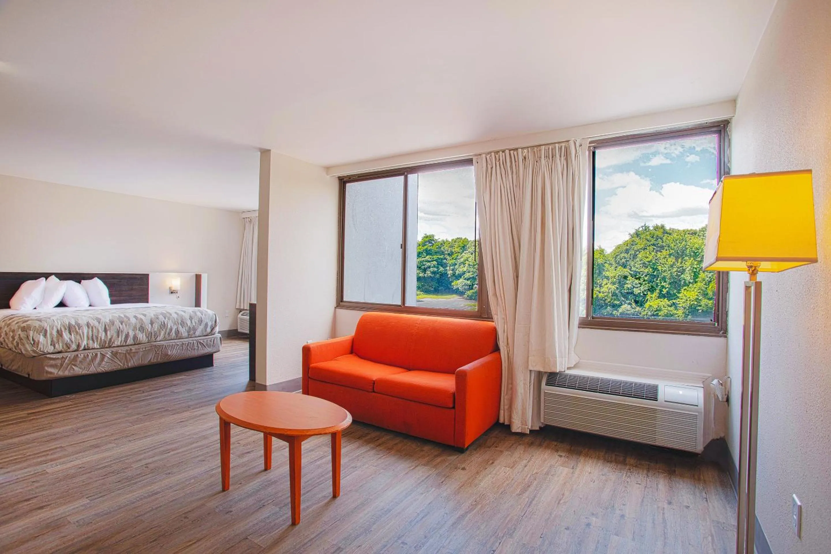 Seating area, Bed in Americas Best Value Inn Winston-Salem