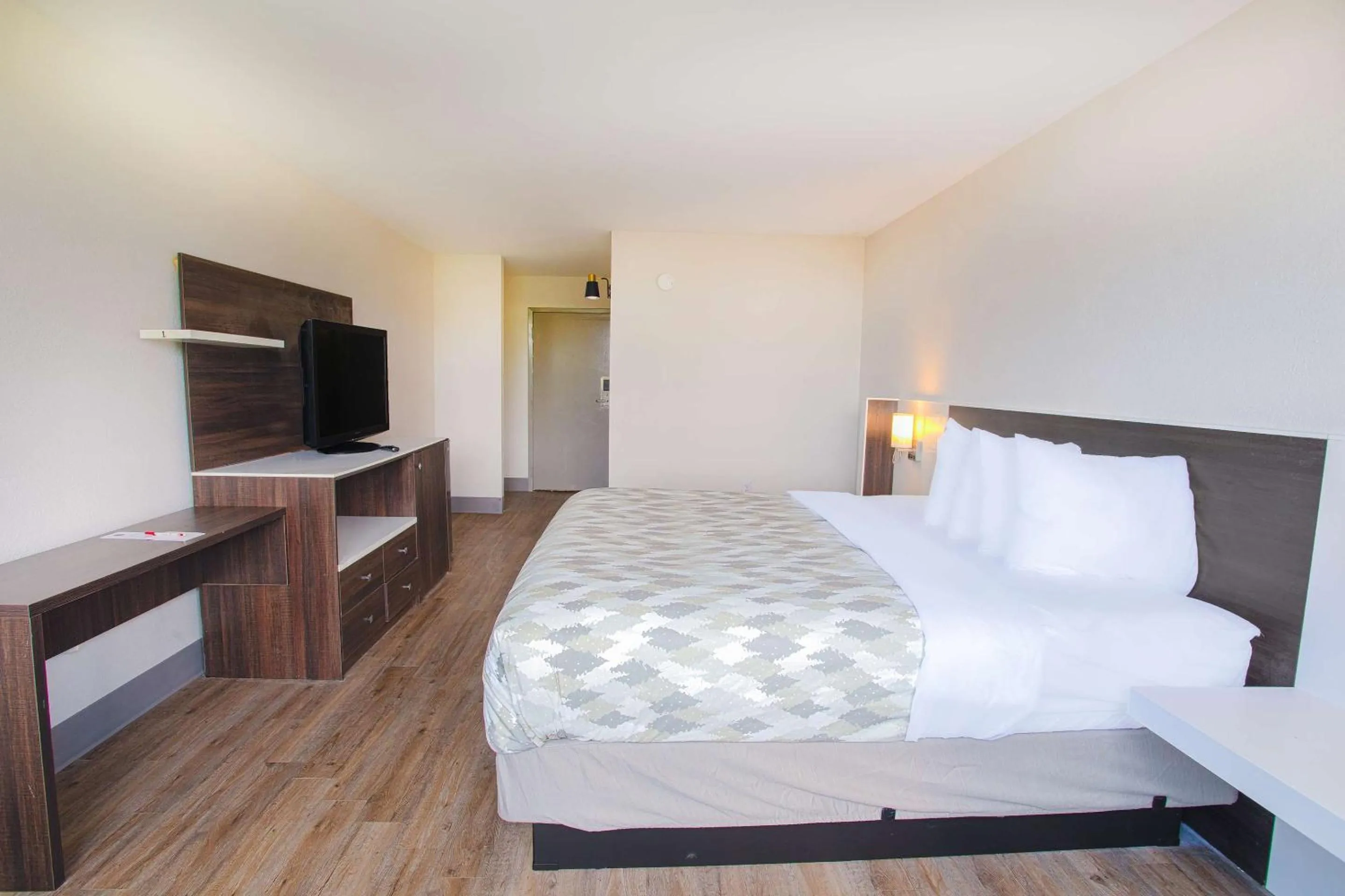 Bedroom, Bed in Americas Best Value Inn Winston-Salem