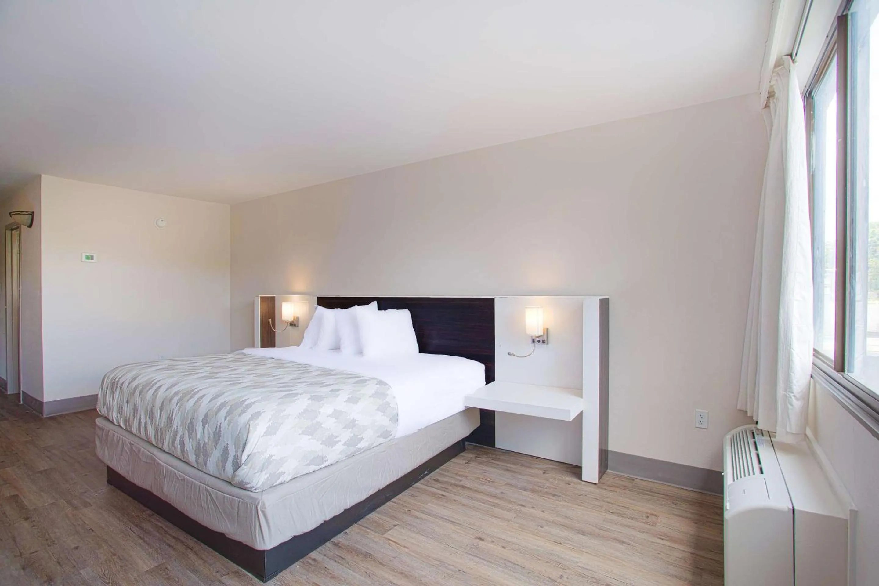 Bedroom, Bed in Americas Best Value Inn Winston-Salem