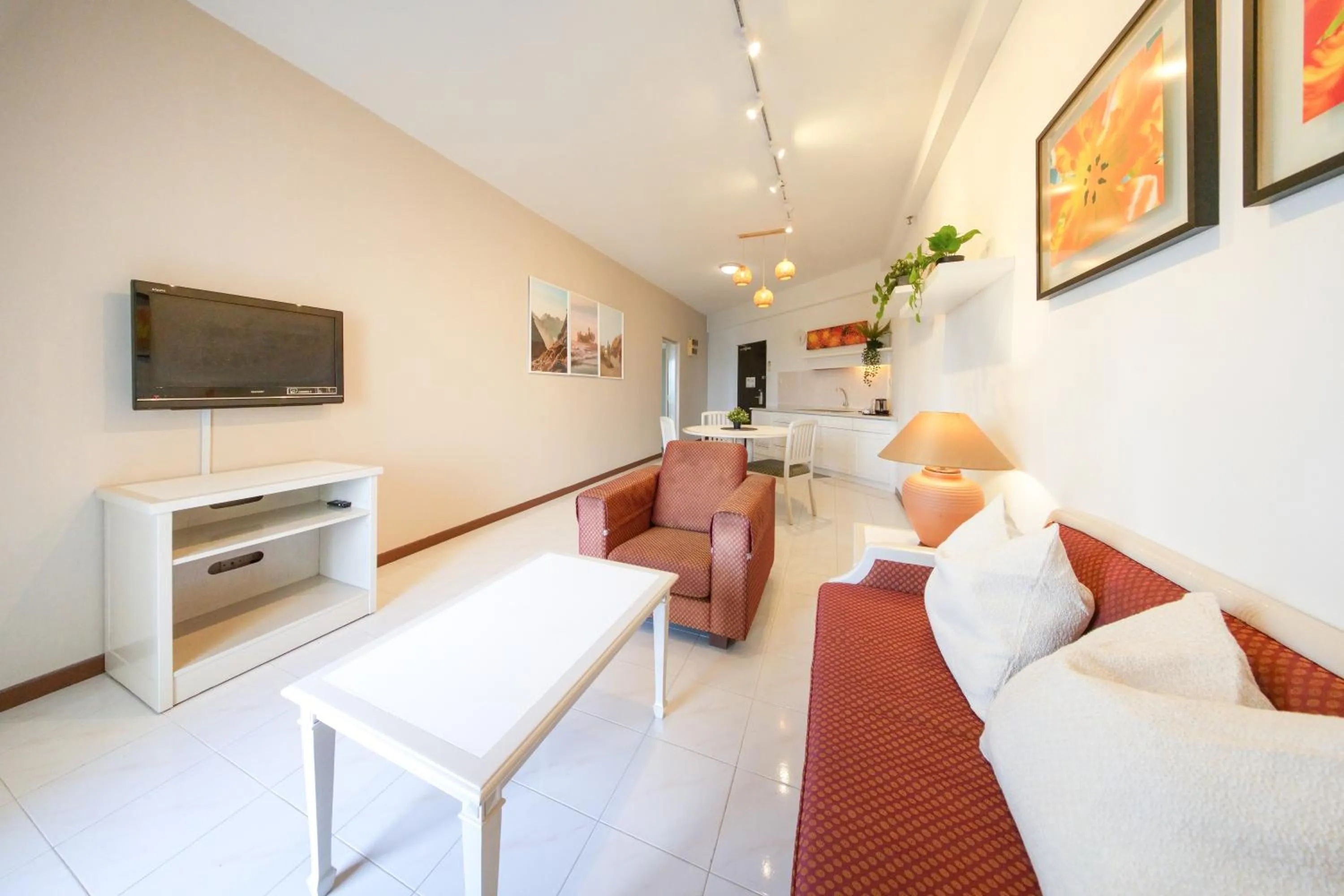 Communal lounge/ TV room in Rainbow Paradise Beach Resort