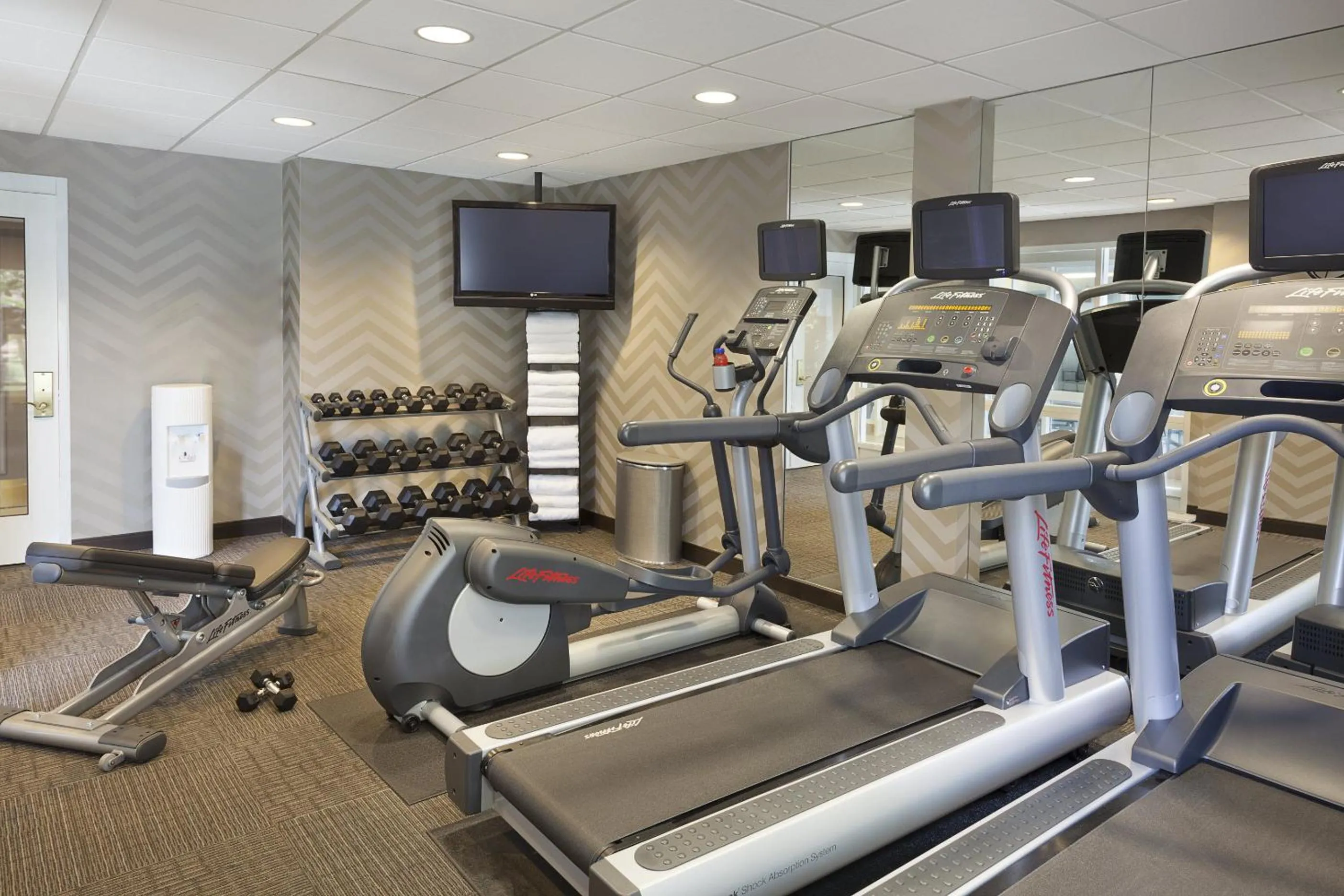 Fitness centre/facilities in Cambridge Suites Mississauga