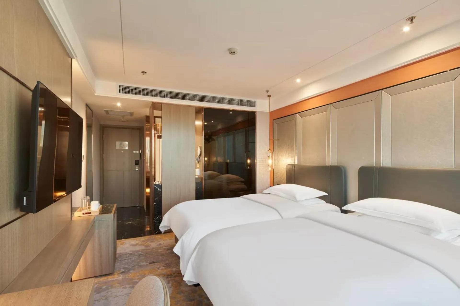 Bedroom, Bed in Howard Johnson Paragon Hotel Beijing