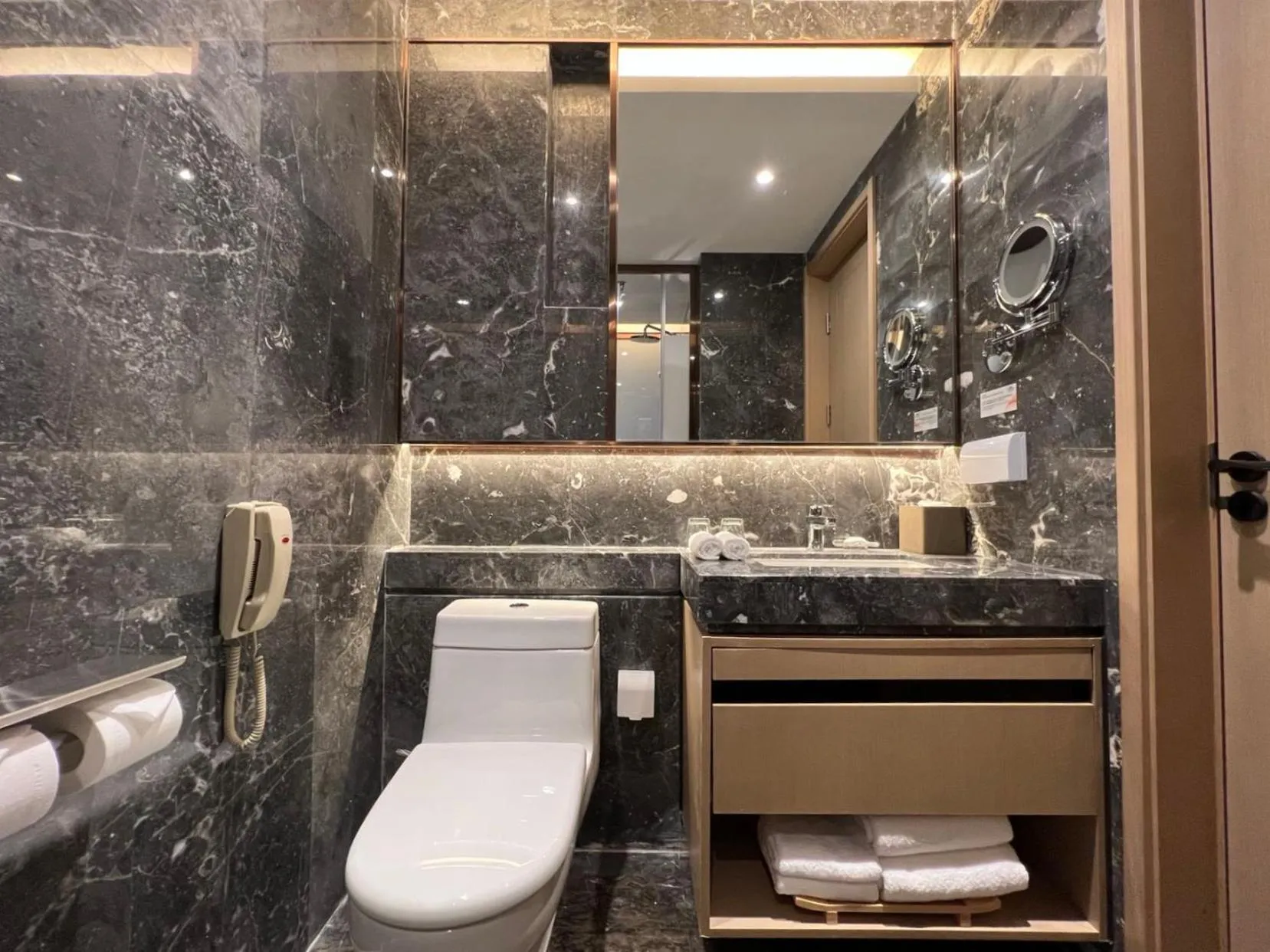 Bathroom in Howard Johnson Paragon Hotel Beijing