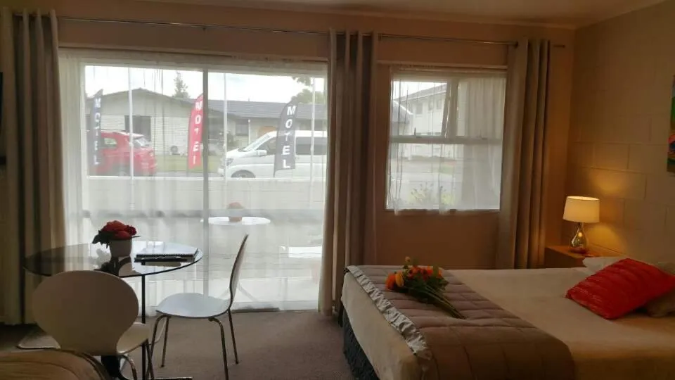 Bed in Six On Union Motel