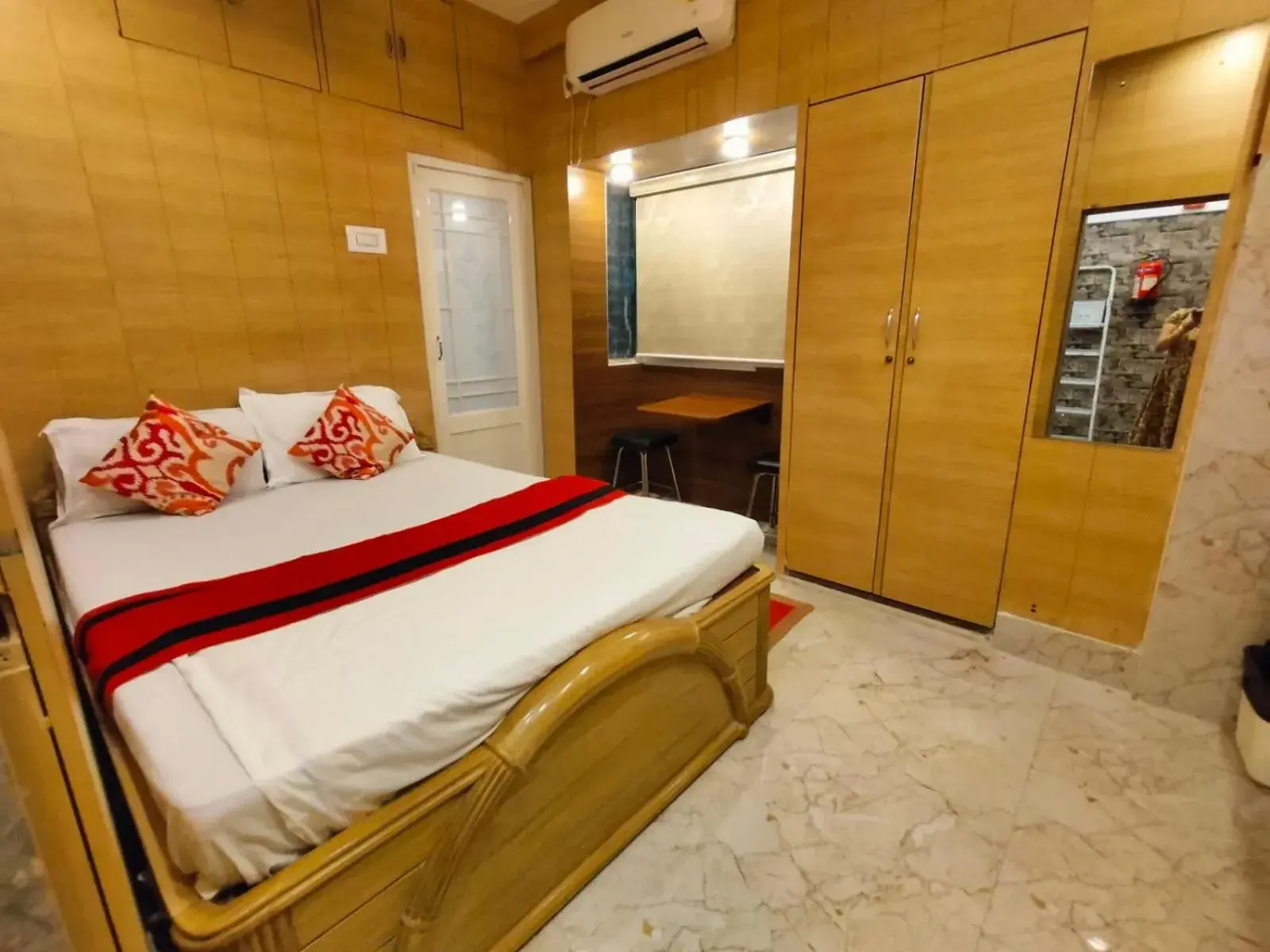 Economy Double Room in Kollolini Kolkata Economy Double Room in Kollolini Kolkata