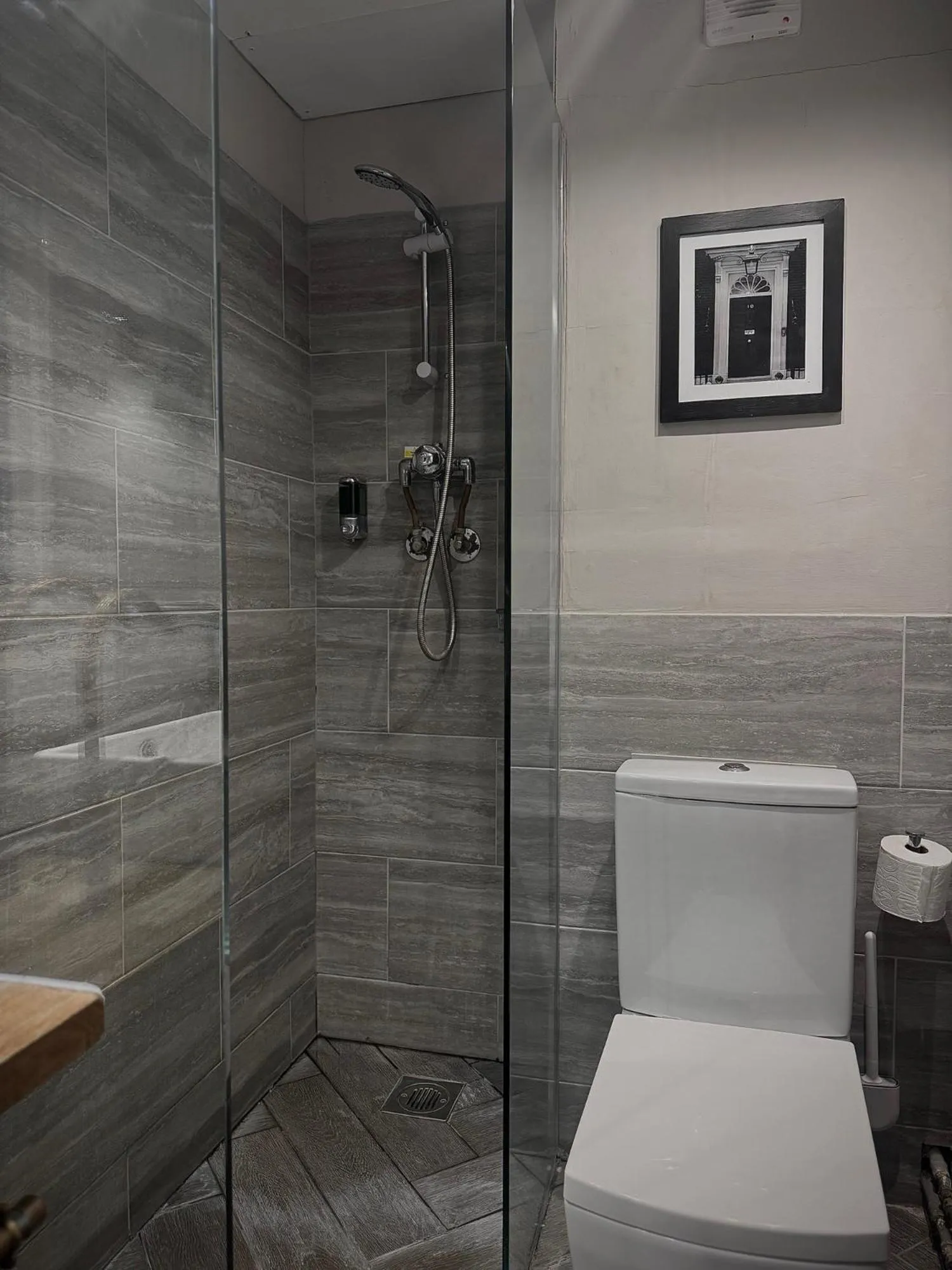 Shower in St George Hotel Rochester-Chatham