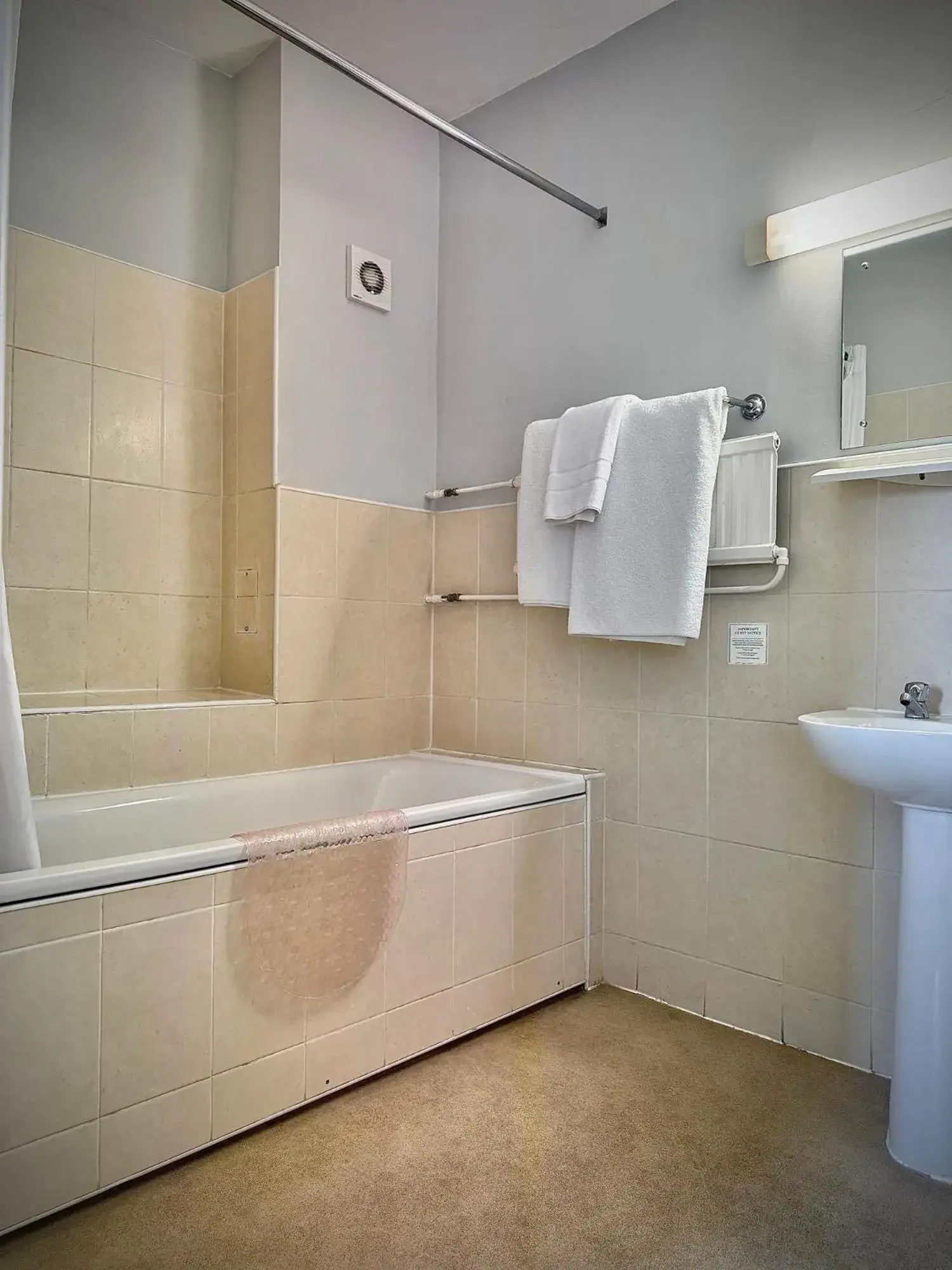 Family/ Twin Room - single occupancy in St George Hotel Rochester-Chatham Family/ Twin Room - single occupancy in St George Hotel Rochester-Chatham