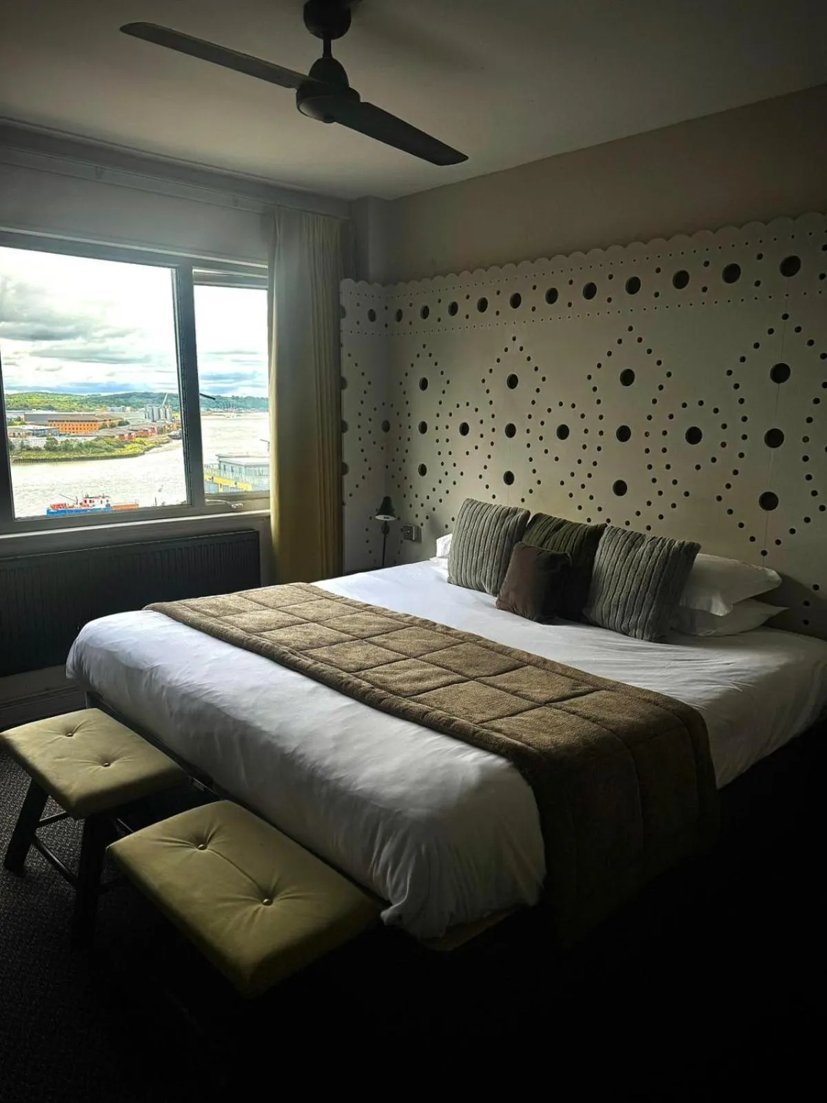 Bedroom, Bed in St George Hotel Rochester-Chatham