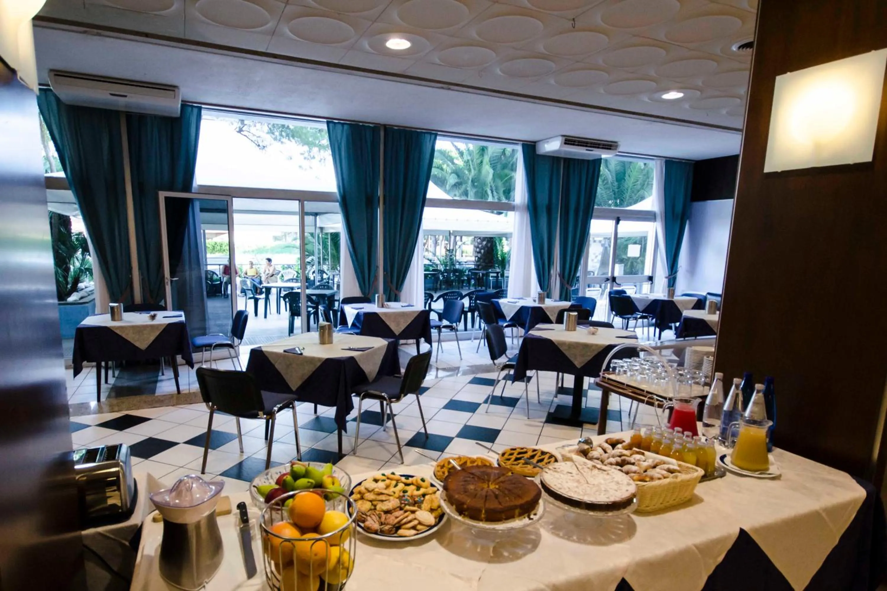 Restaurant/places to eat in Grand Hotel Helios