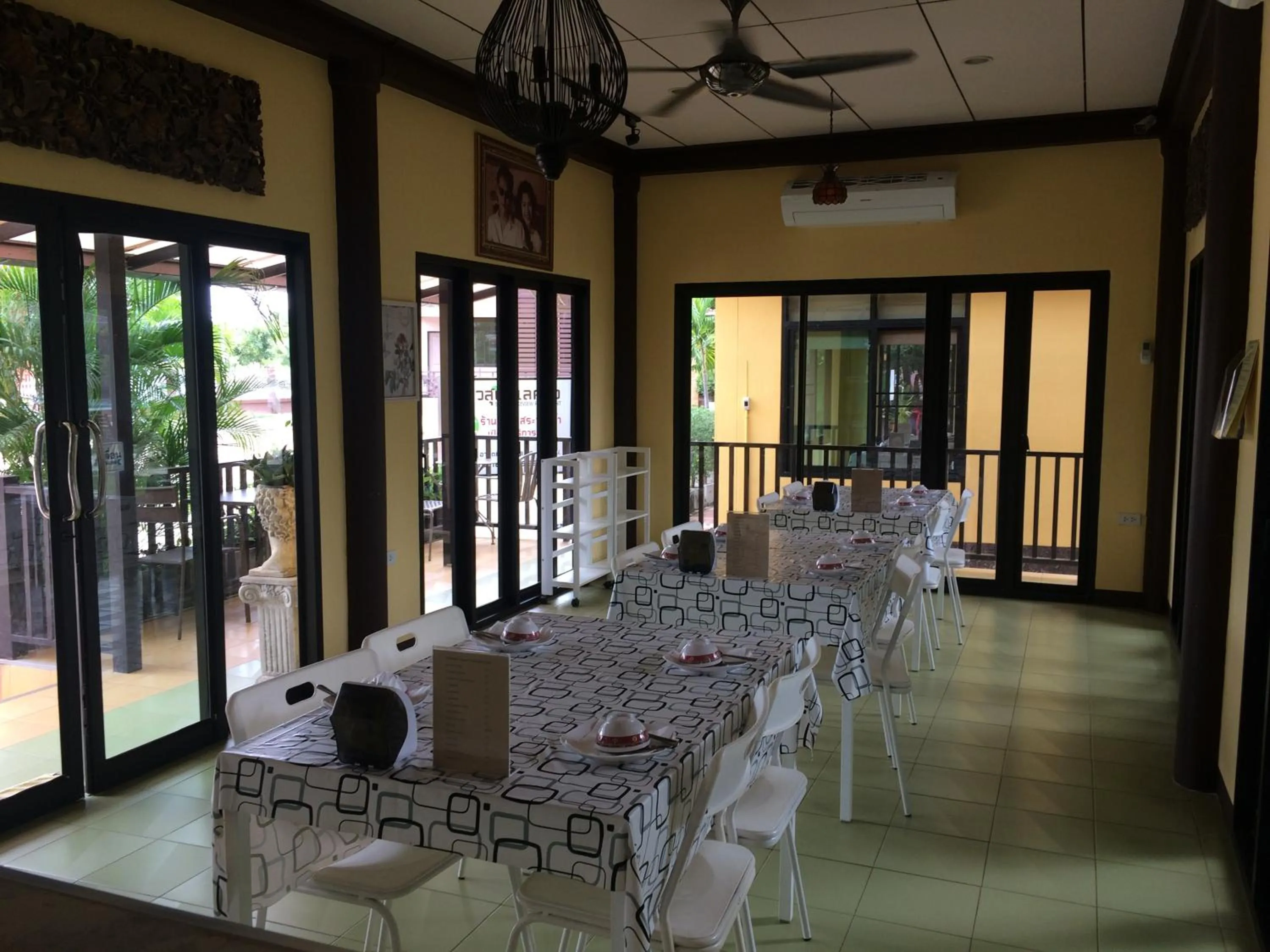 Restaurant/places to eat in Suporn Lakeview