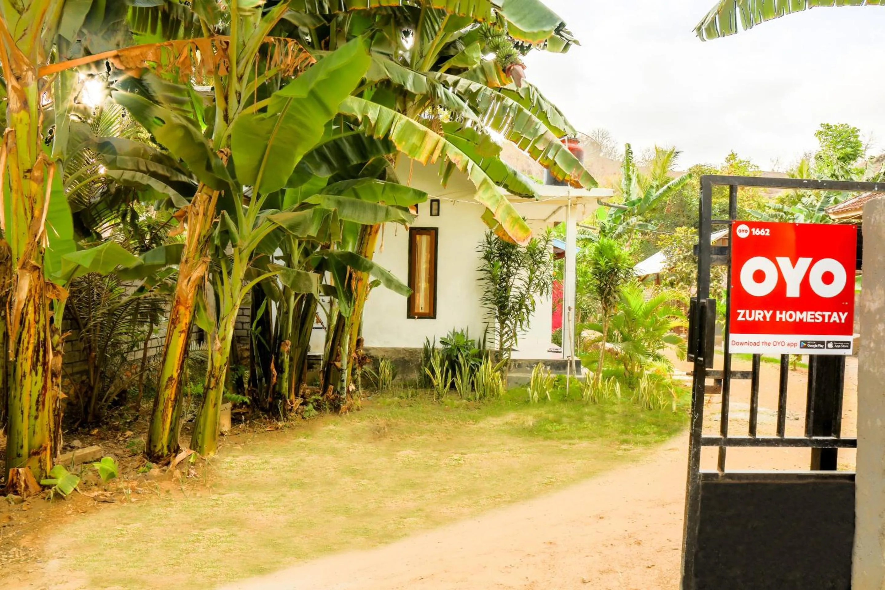 Facade/entrance in OYO 1662 Zury Homestay