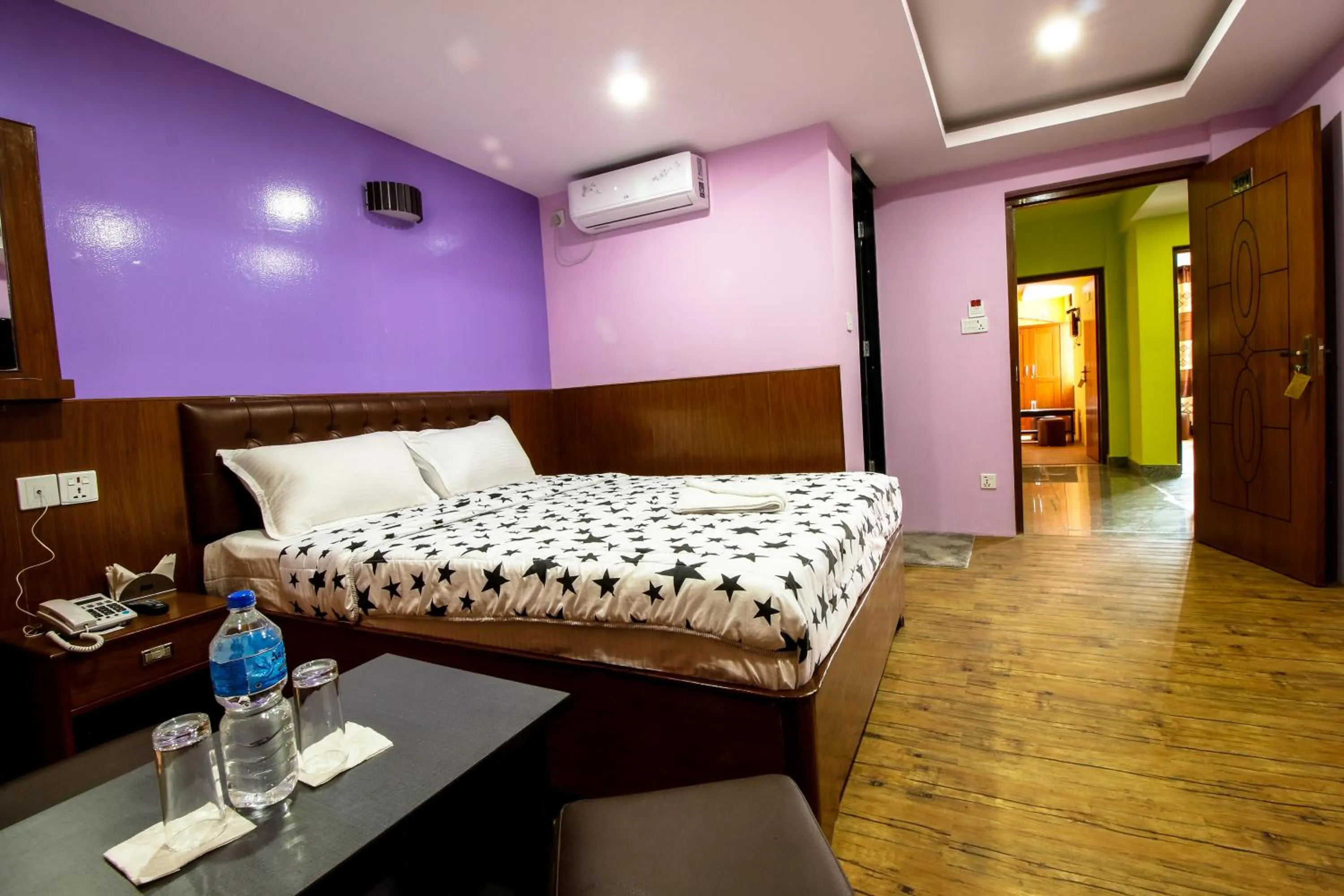 Bedroom, Bed in Everest Holiday Inn