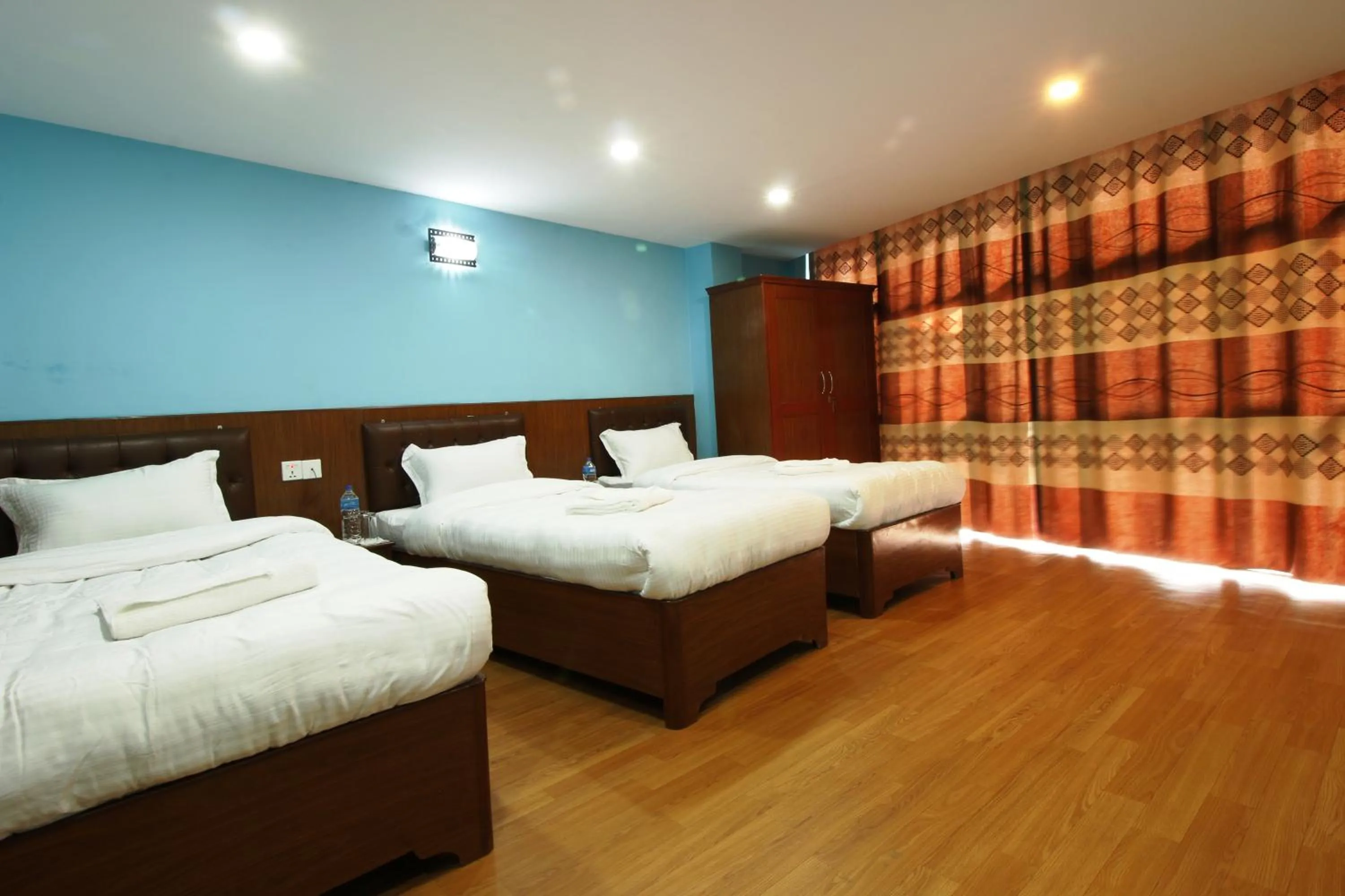 Bedroom, Bed in Everest Holiday Inn