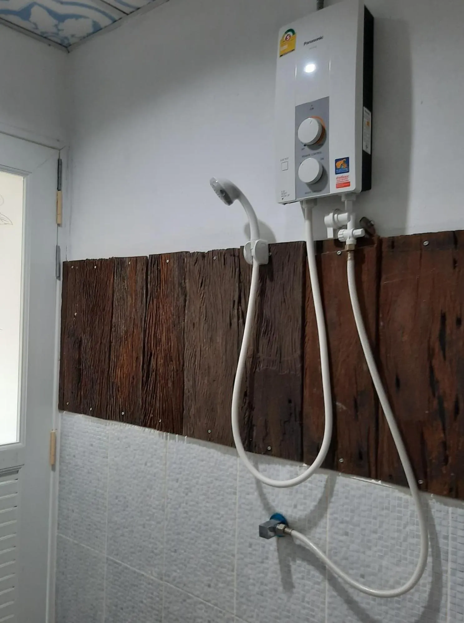 Shower in Heuan Na Khee