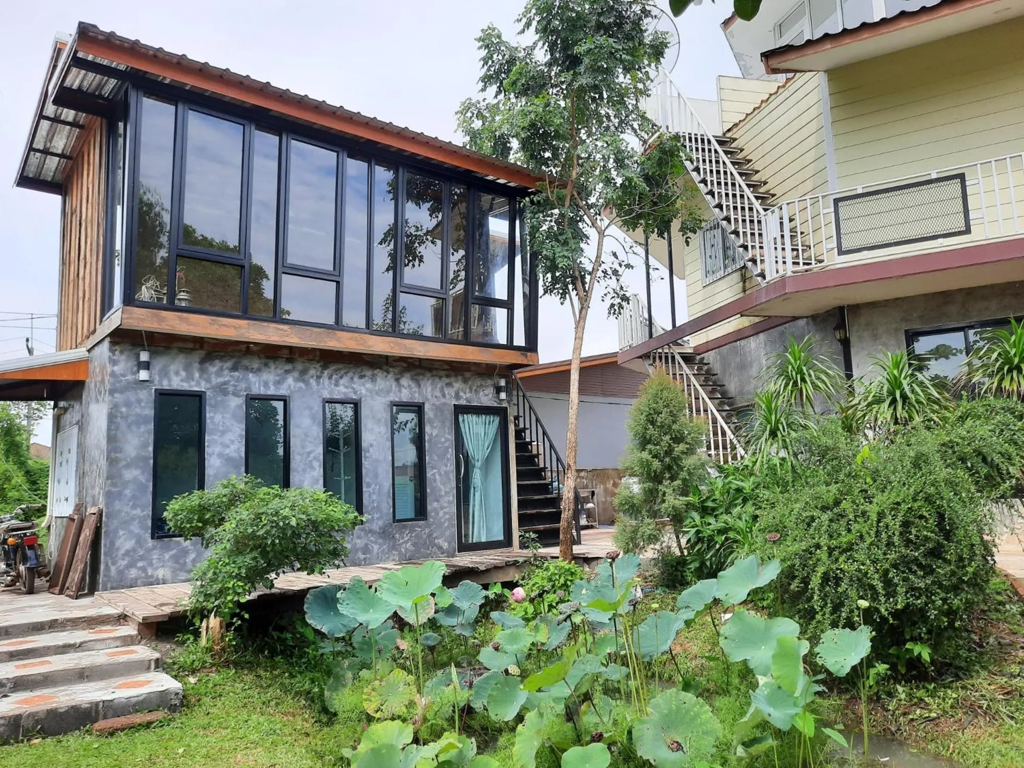 Property building in Heuan Na Khee