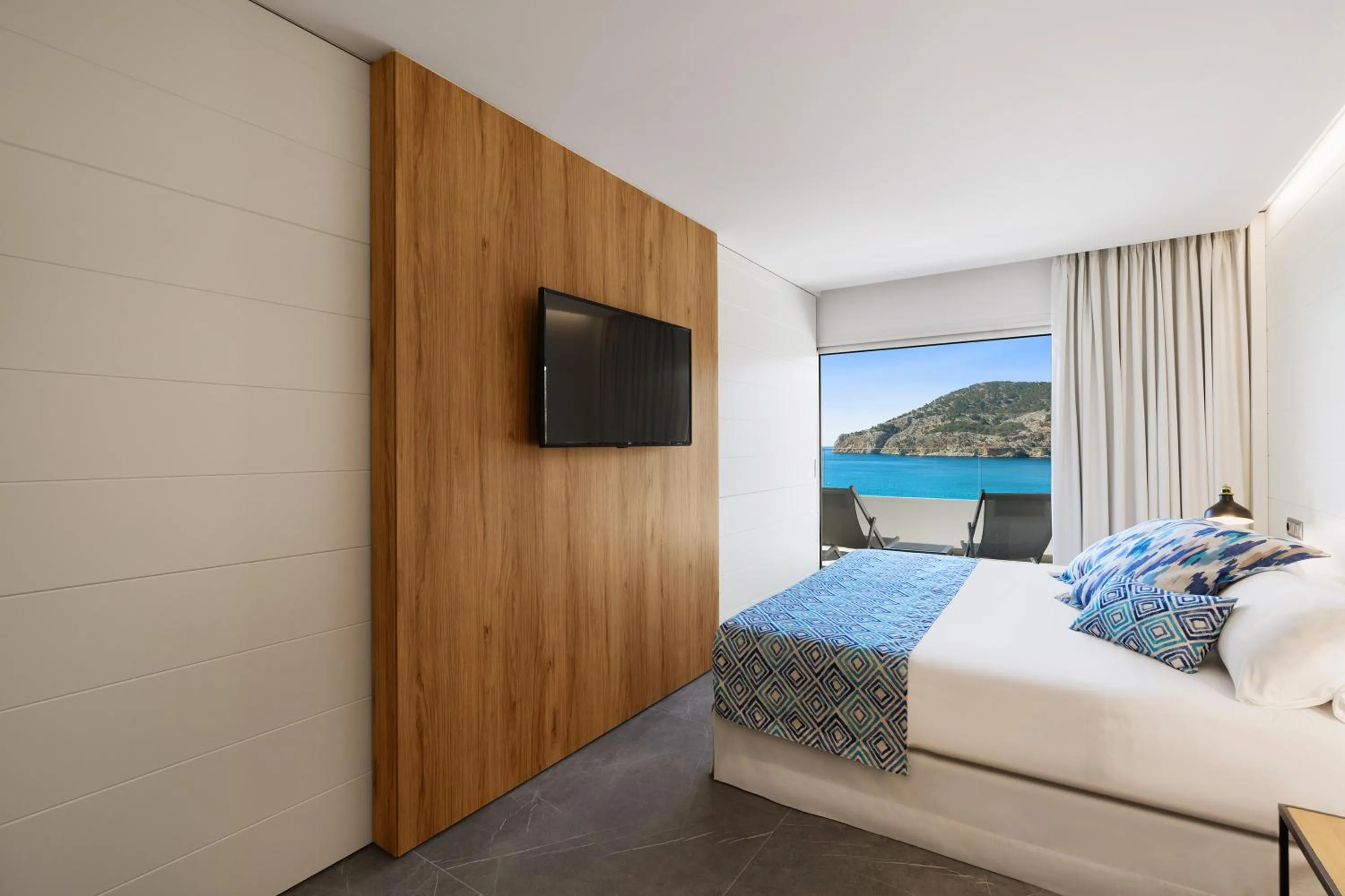 TV and multimedia, Bed in Bahia Suites Camp de Mar