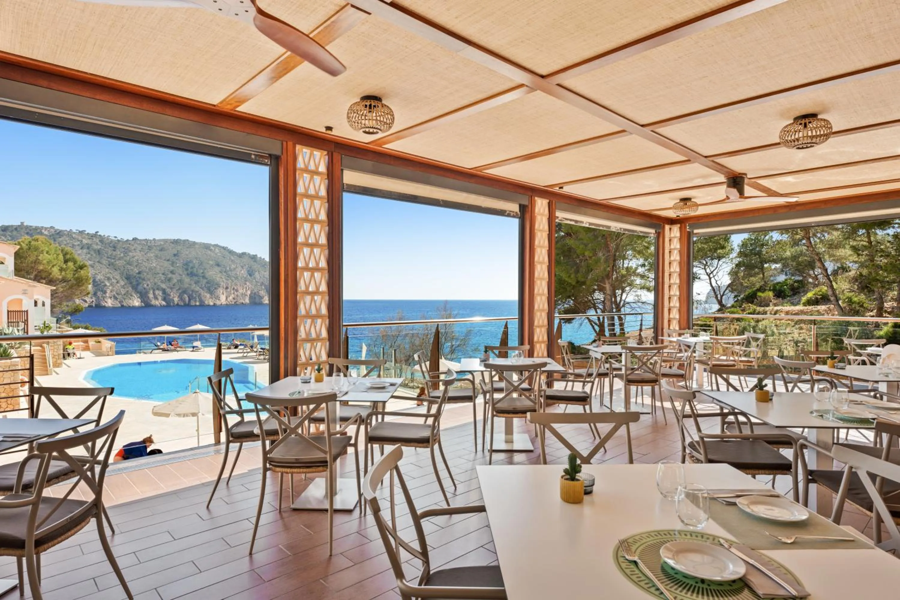Restaurant/places to eat in Bahia Suites Camp de Mar