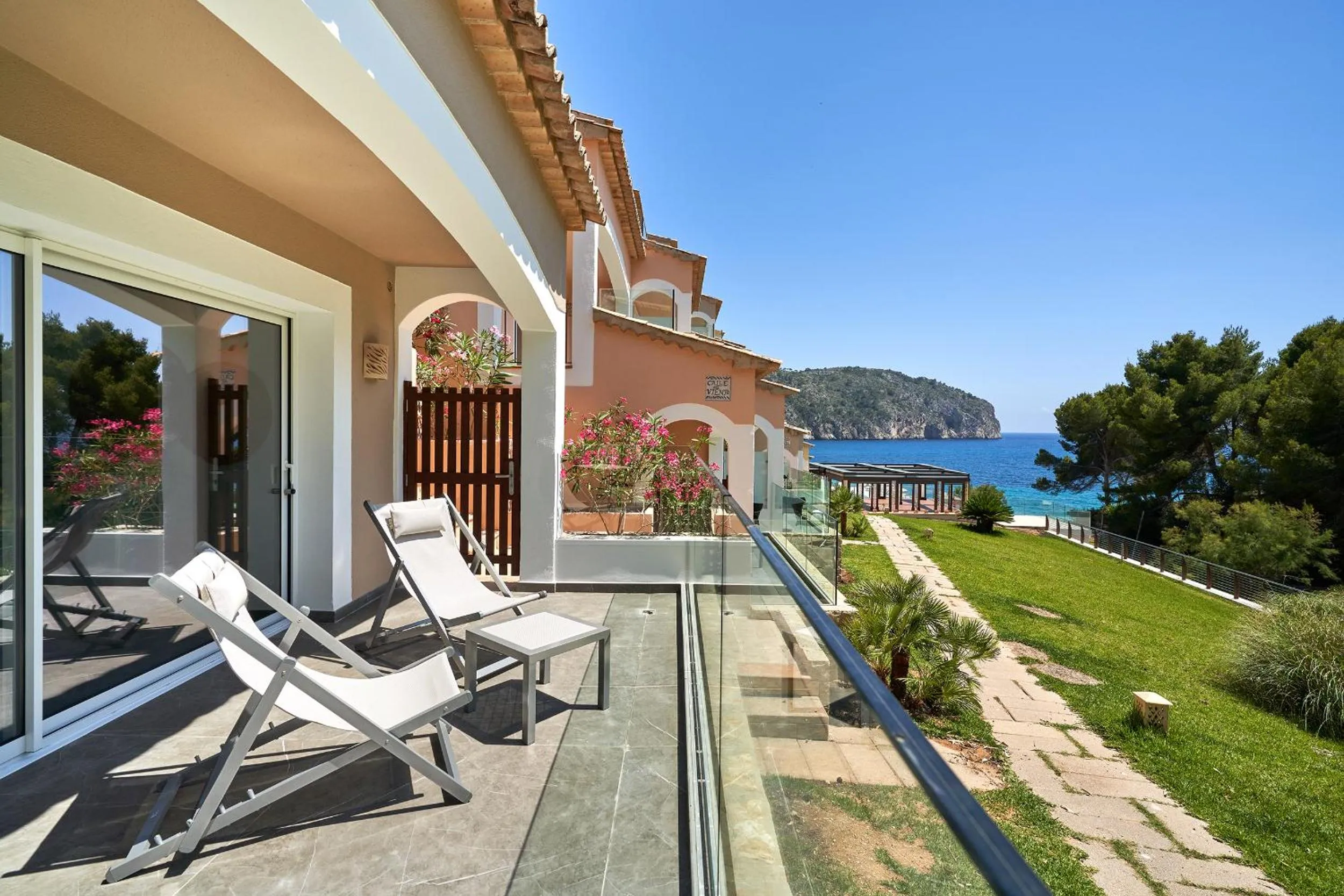 Garden view in Bahia Suites Camp de Mar