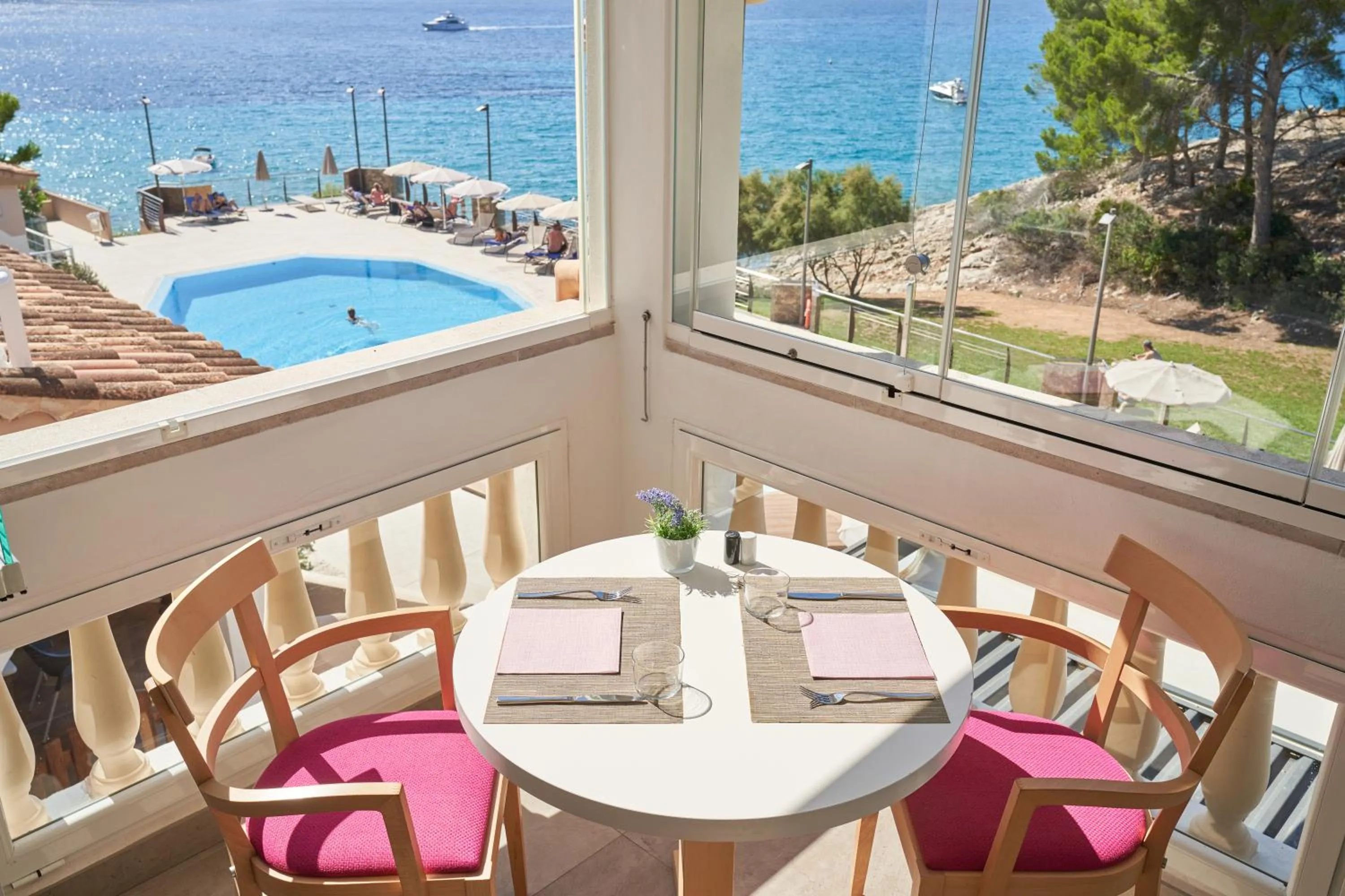 Restaurant/places to eat in Bahia Suites Camp de Mar