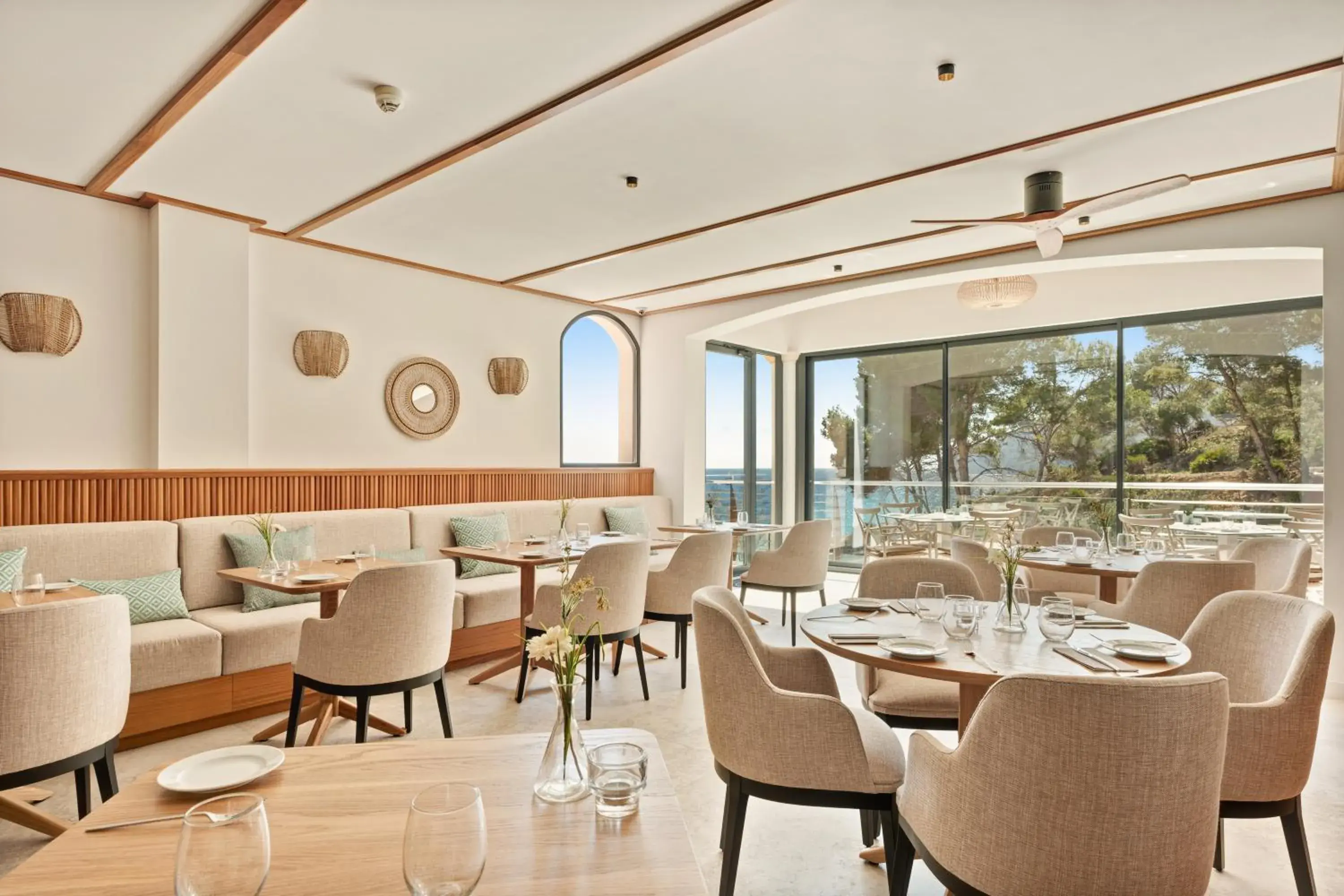 Restaurant/places to eat in Bahia Suites Camp de Mar Restaurant/places to eat in Bahia Suites Camp de Mar