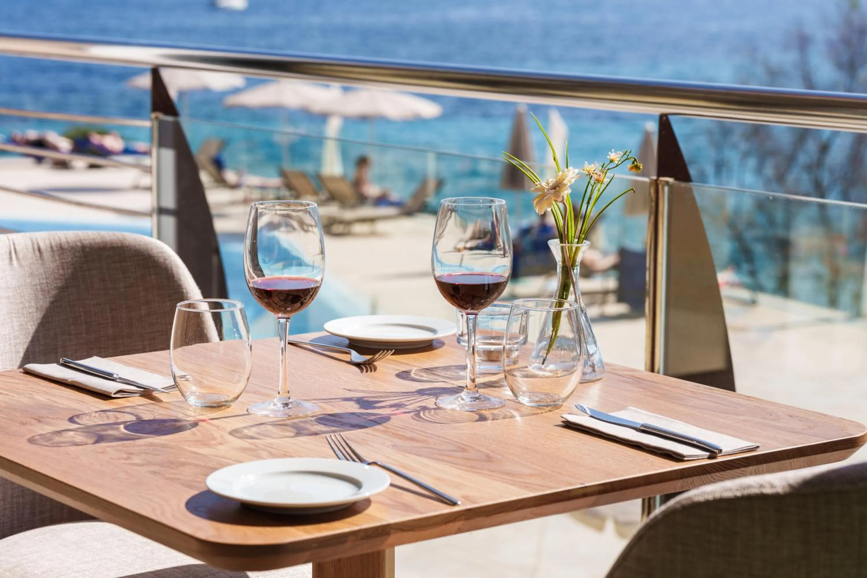 Restaurant/places to eat in Bahia Suites Camp de Mar