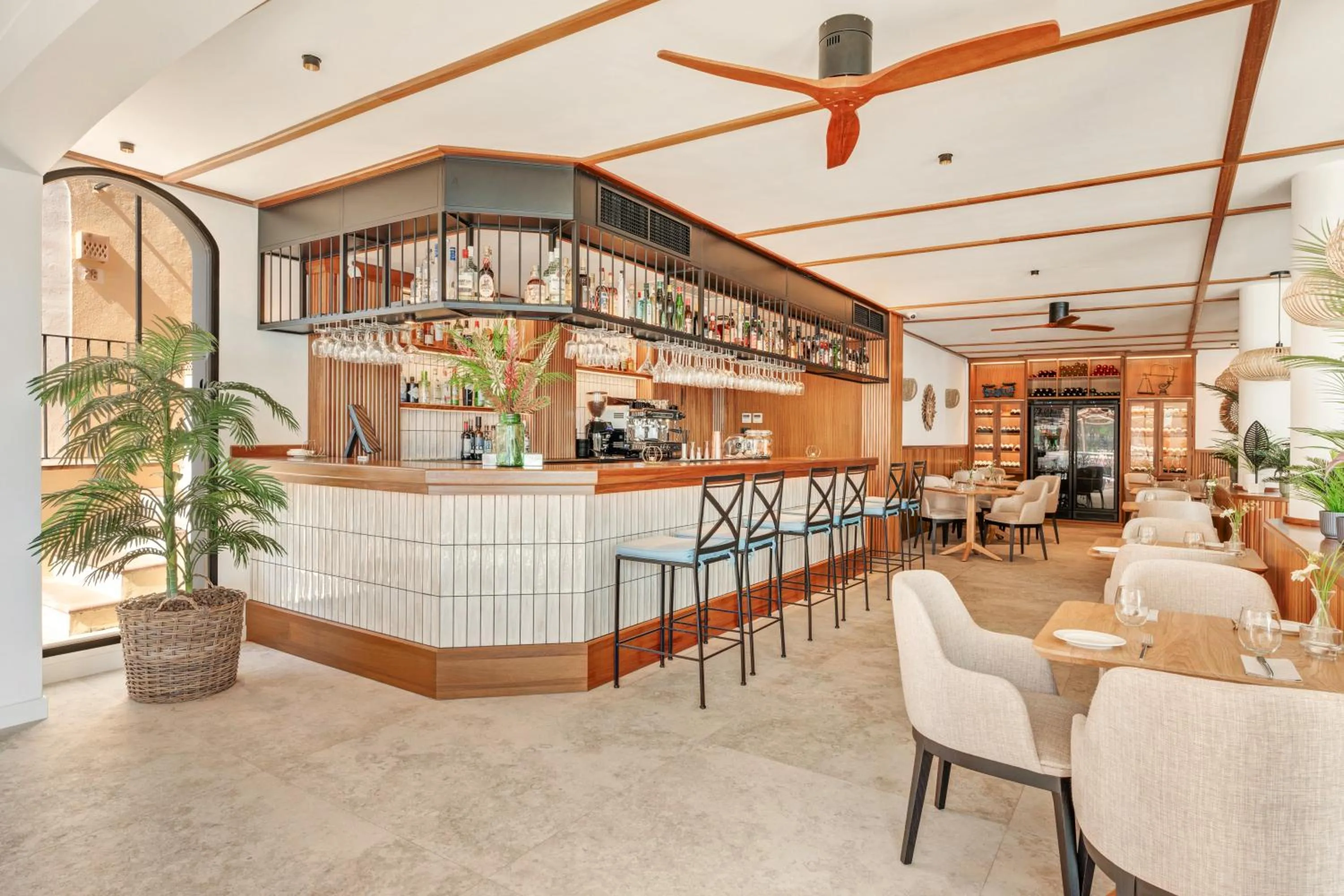 Restaurant/places to eat in Bahia Suites Camp de Mar