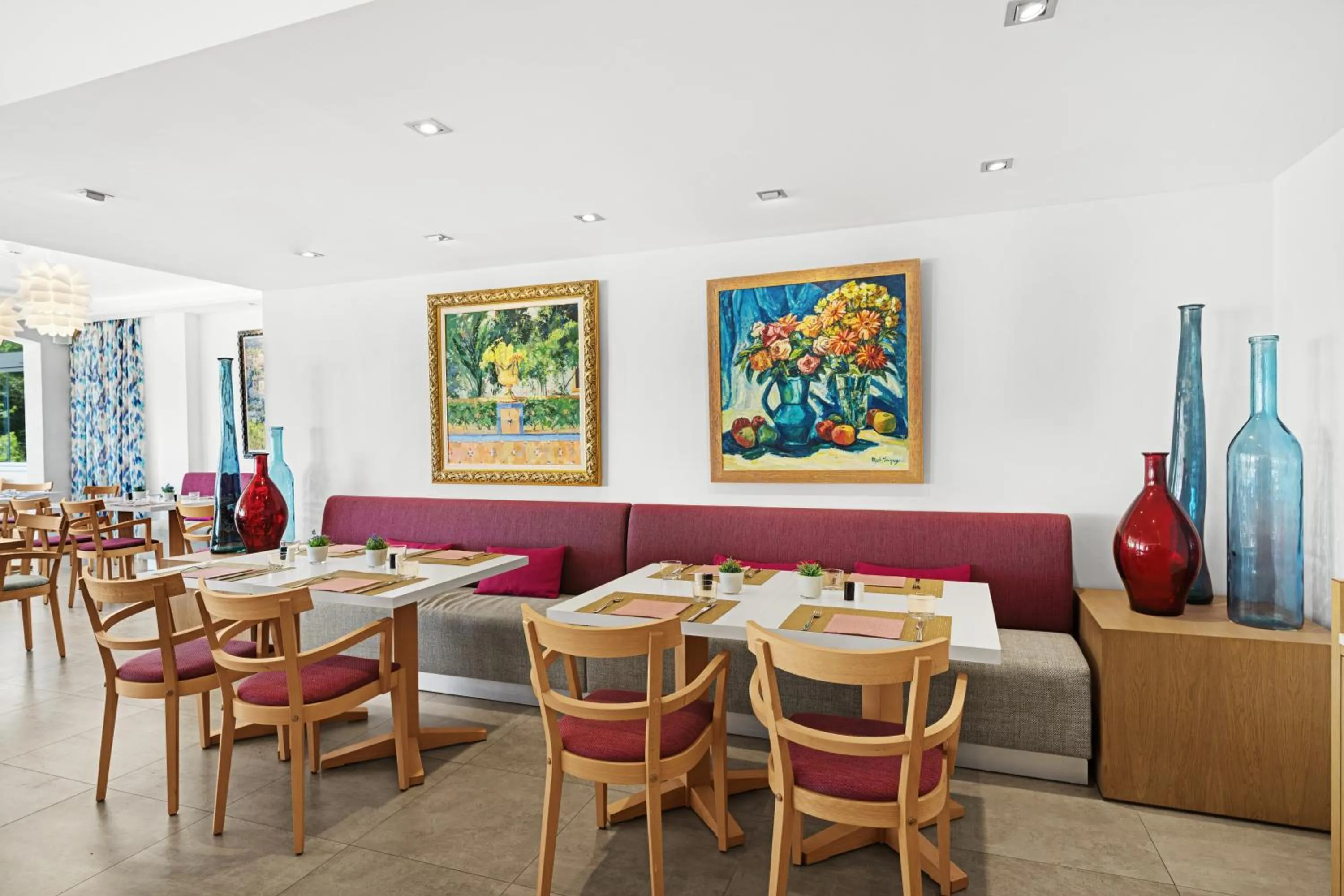 Restaurant/places to eat in Bahia Suites Camp de Mar