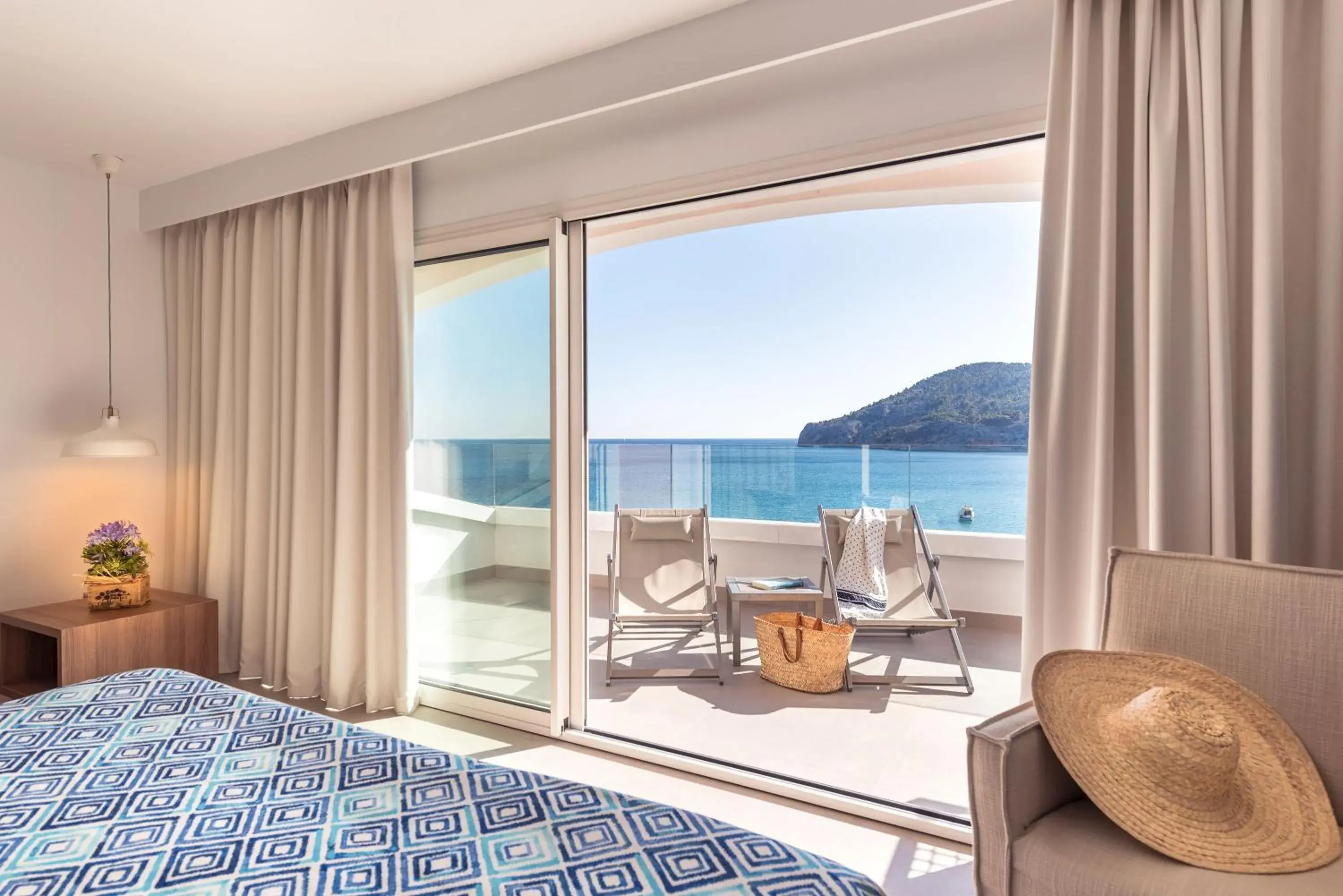 Day, Bed in Bahia Suites Camp de Mar Day, Bed in Bahia Suites Camp de Mar