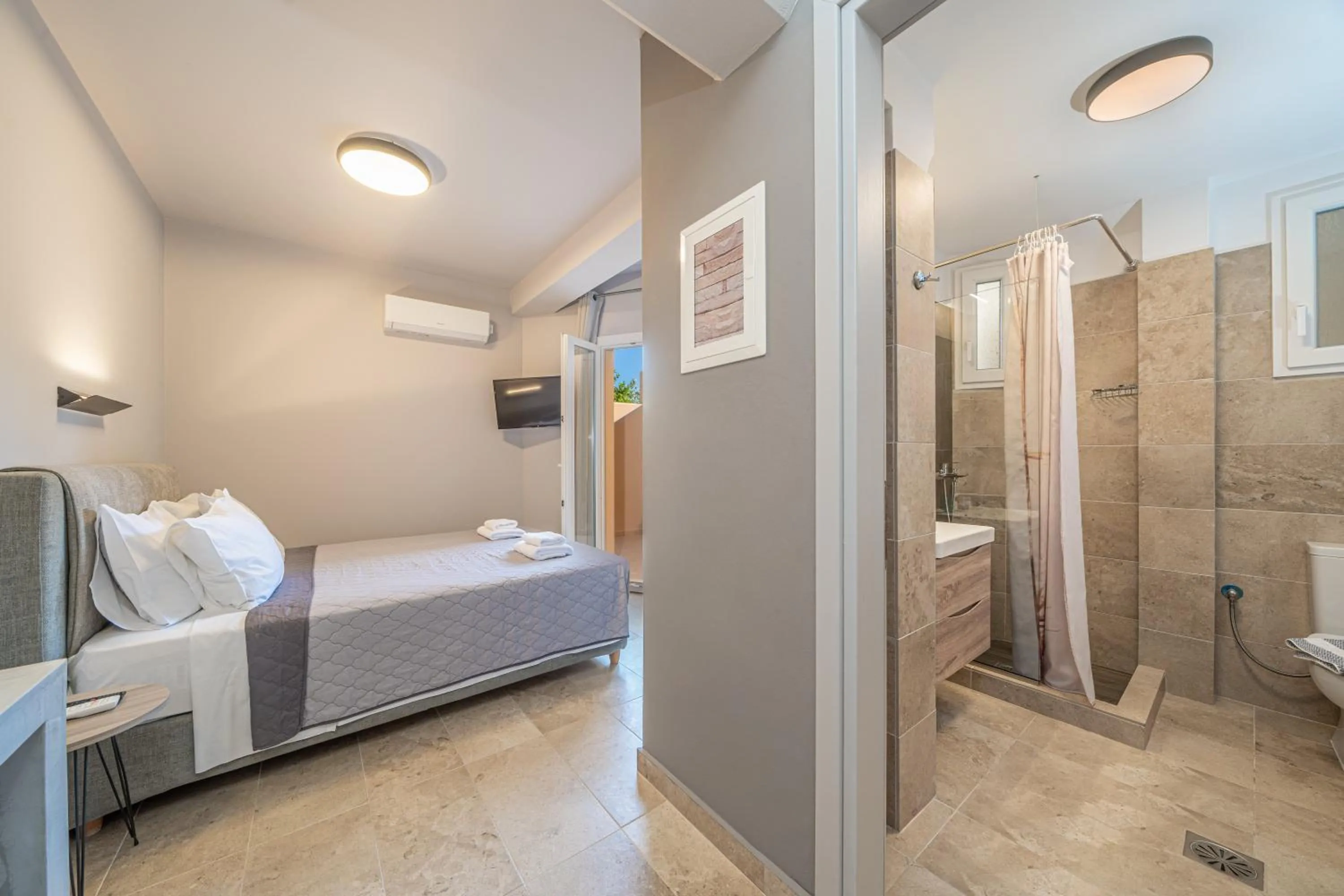 Shower, Bed in Egialion Iqia