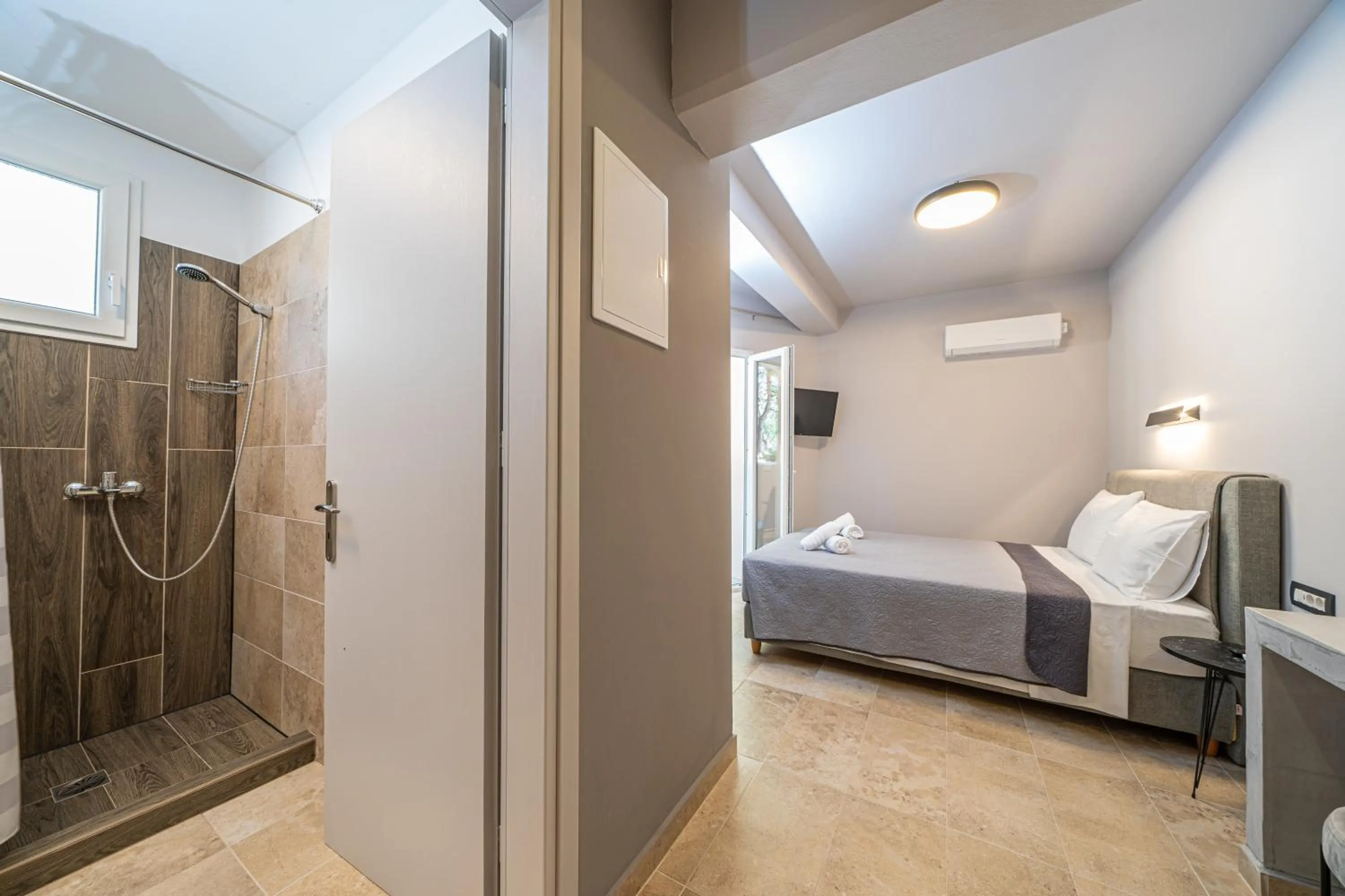 Shower, Bed in Egialion Iqia