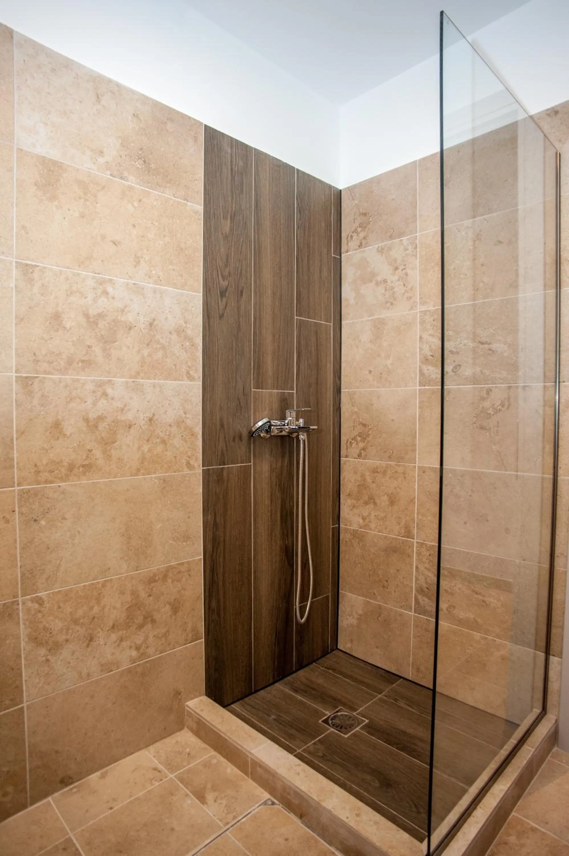 Shower in Egialion Iqia