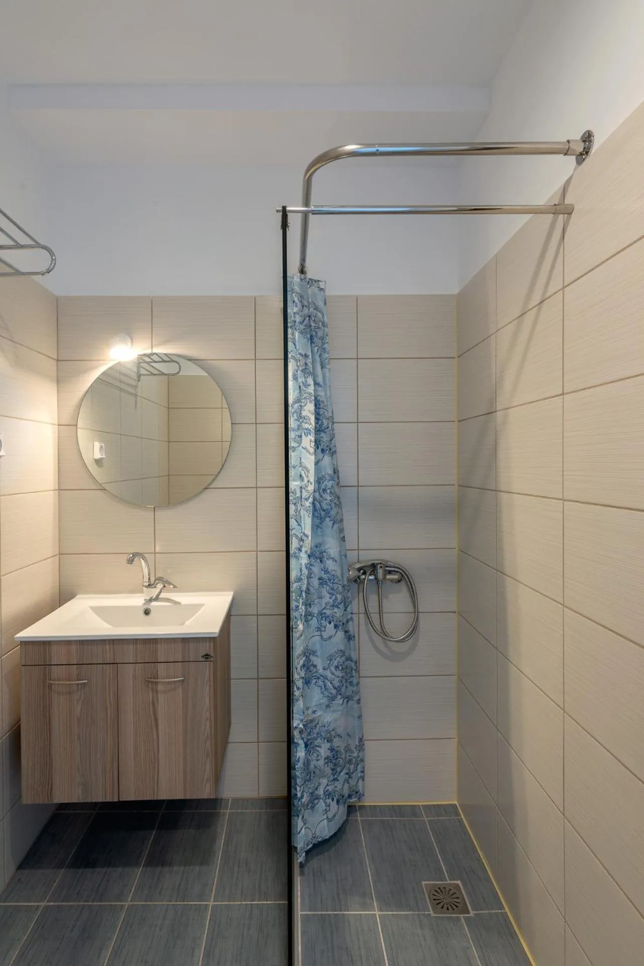 Shower in Egialion Iqia