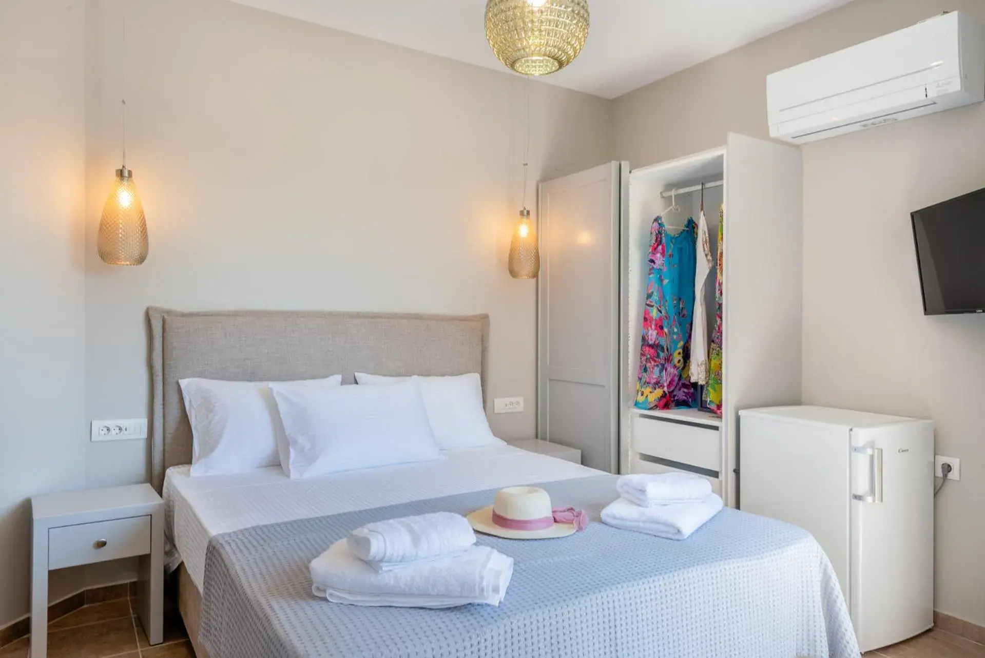 Double Room with Mountain View in Egialion Iqia Double Room with Mountain View in Egialion Iqia