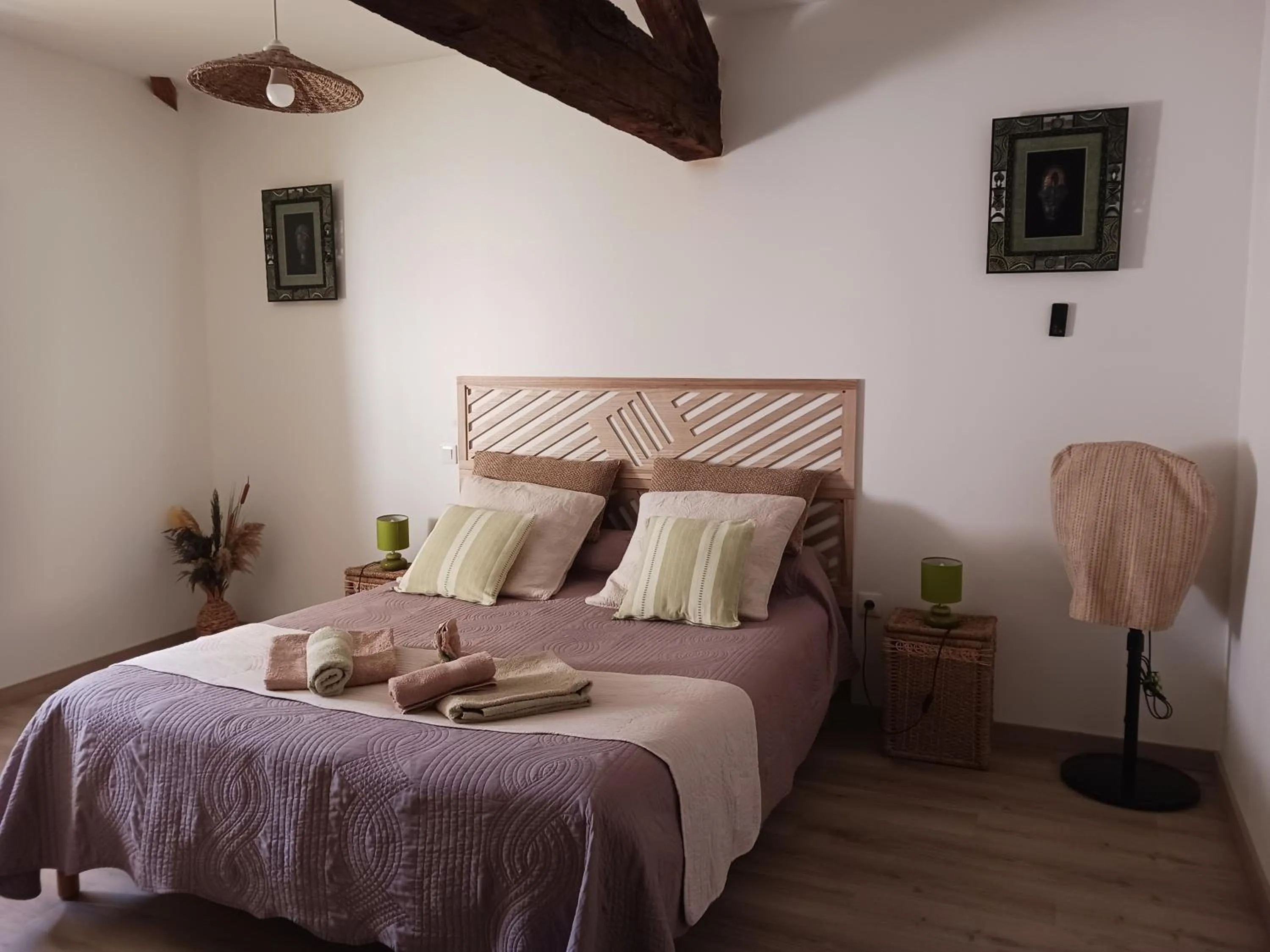 Photo of the whole room, Bed in la chomiarde