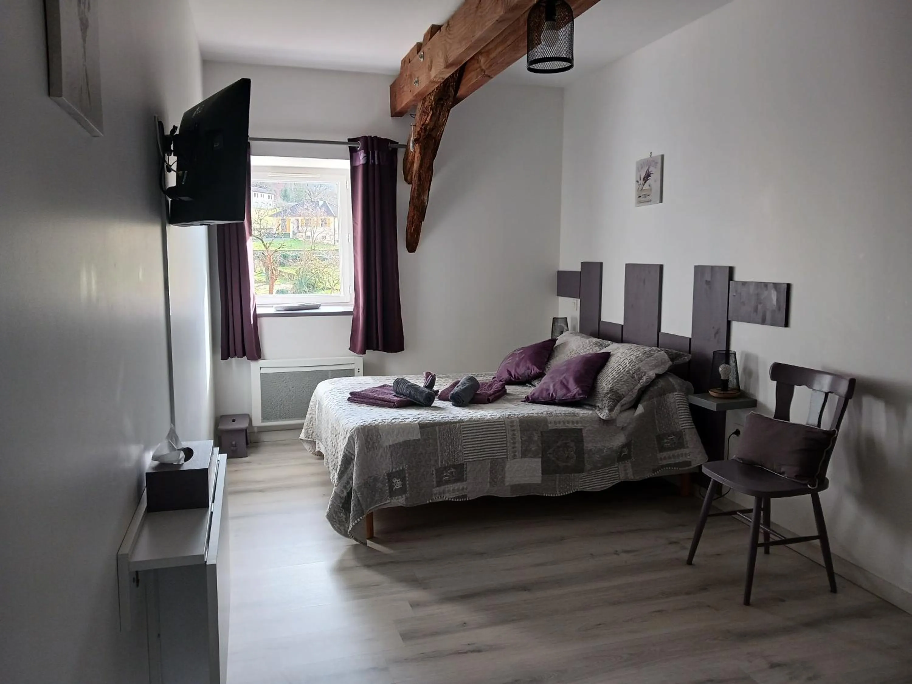 Photo of the whole room, Bed in la chomiarde