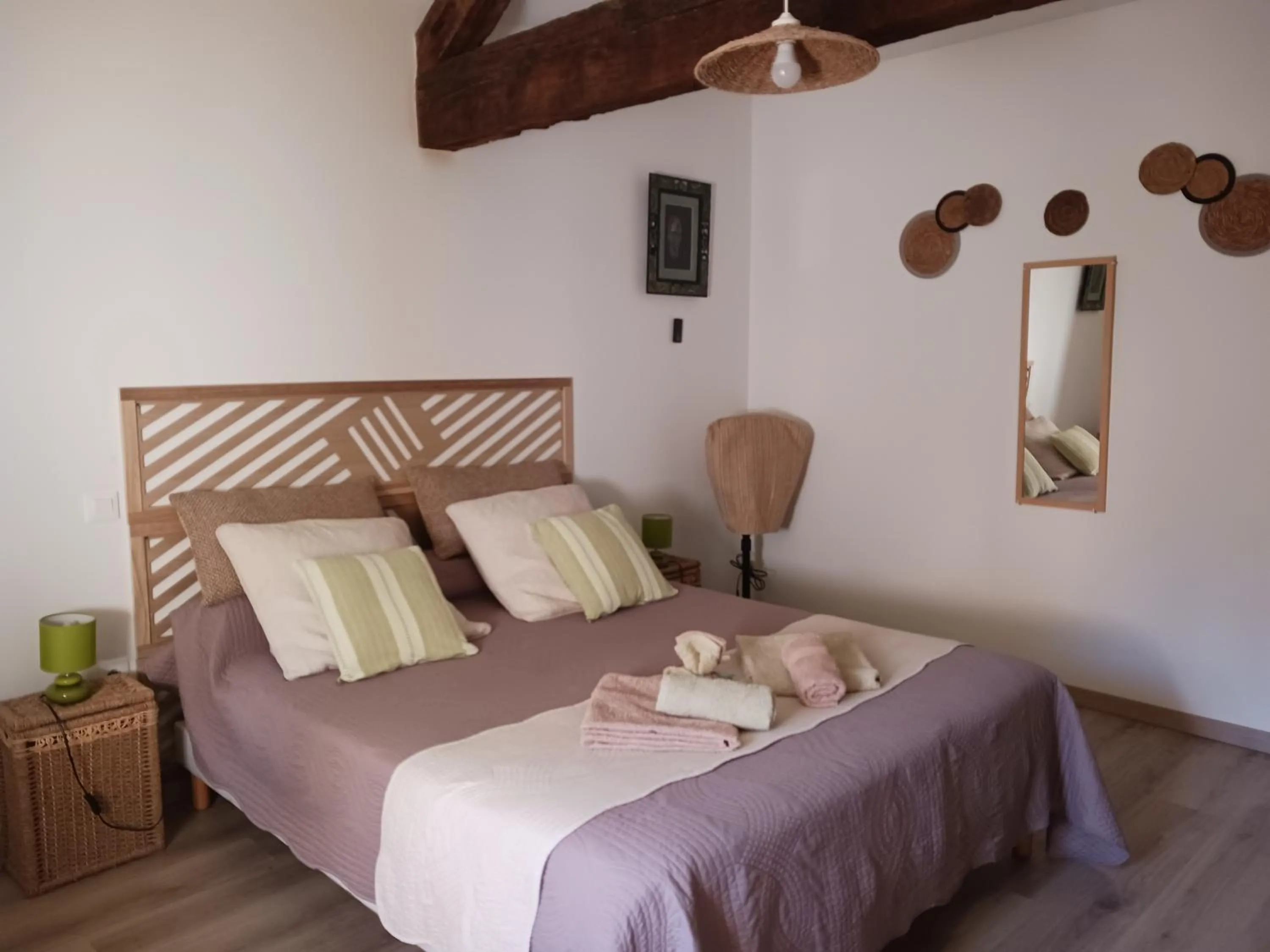 Photo of the whole room, Bed in la chomiarde