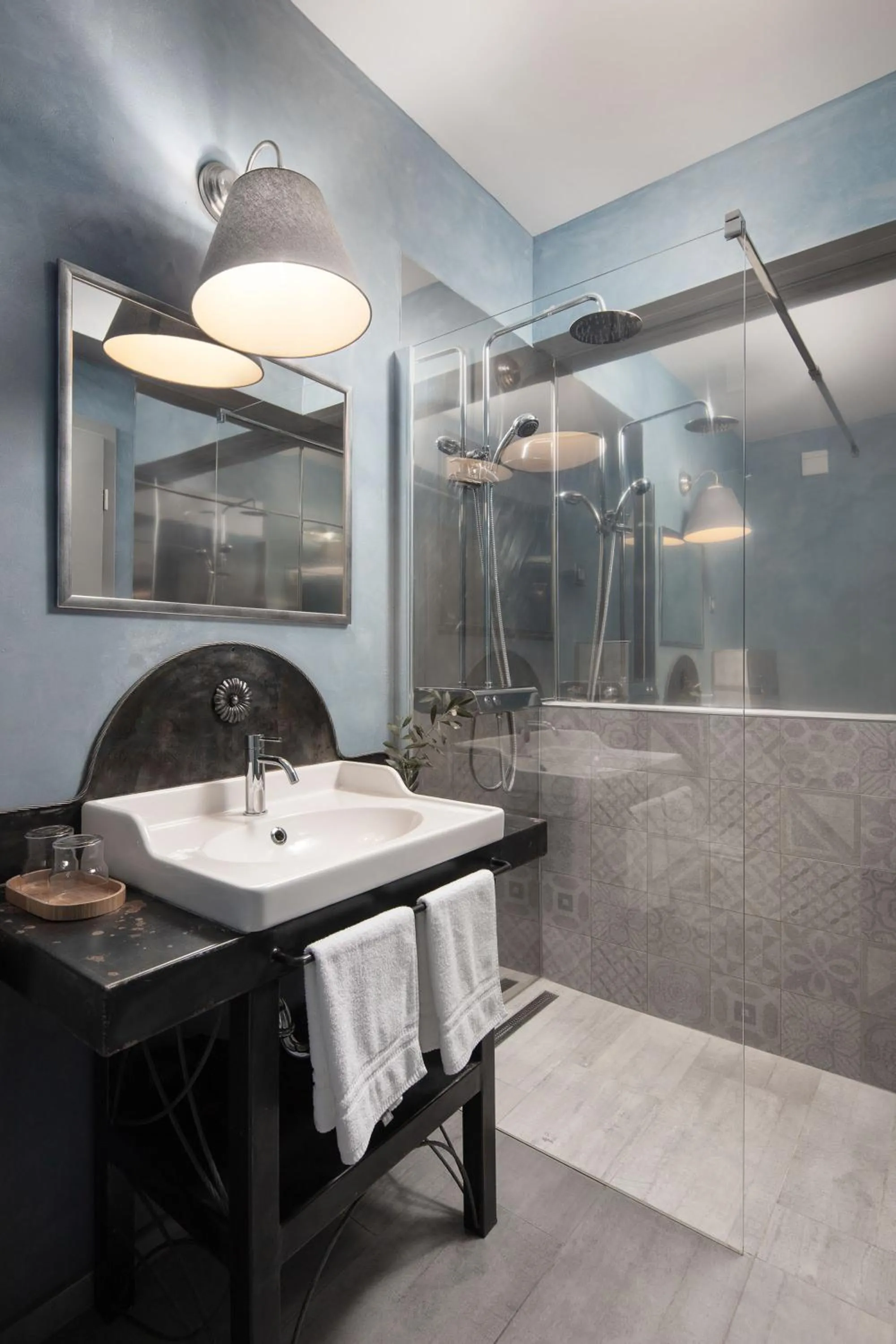 Shower in Mirakul Residence in a cute historic town